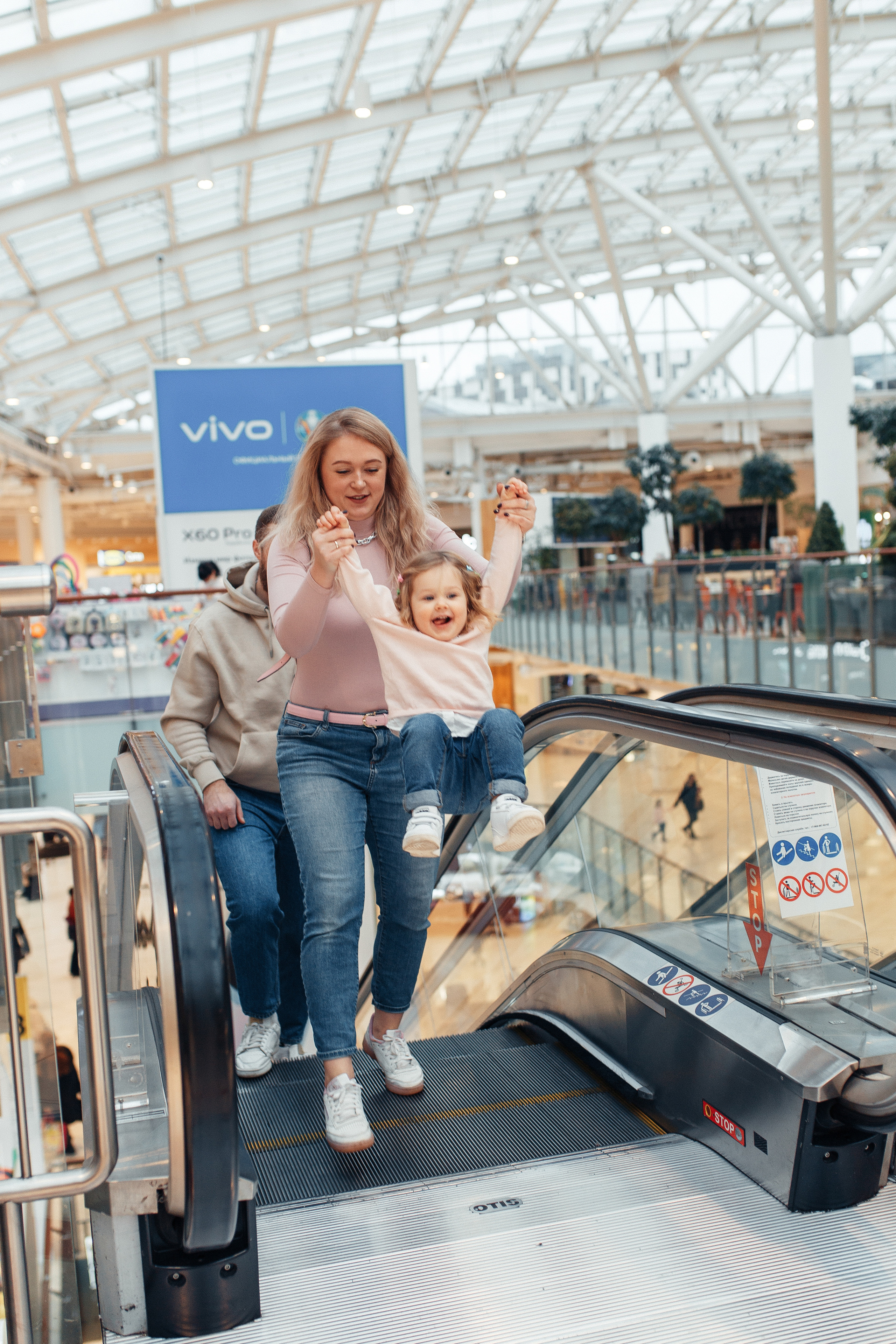 Прогулка по торговому центру. Семейный фотограф в Москве. Дарья Долгих