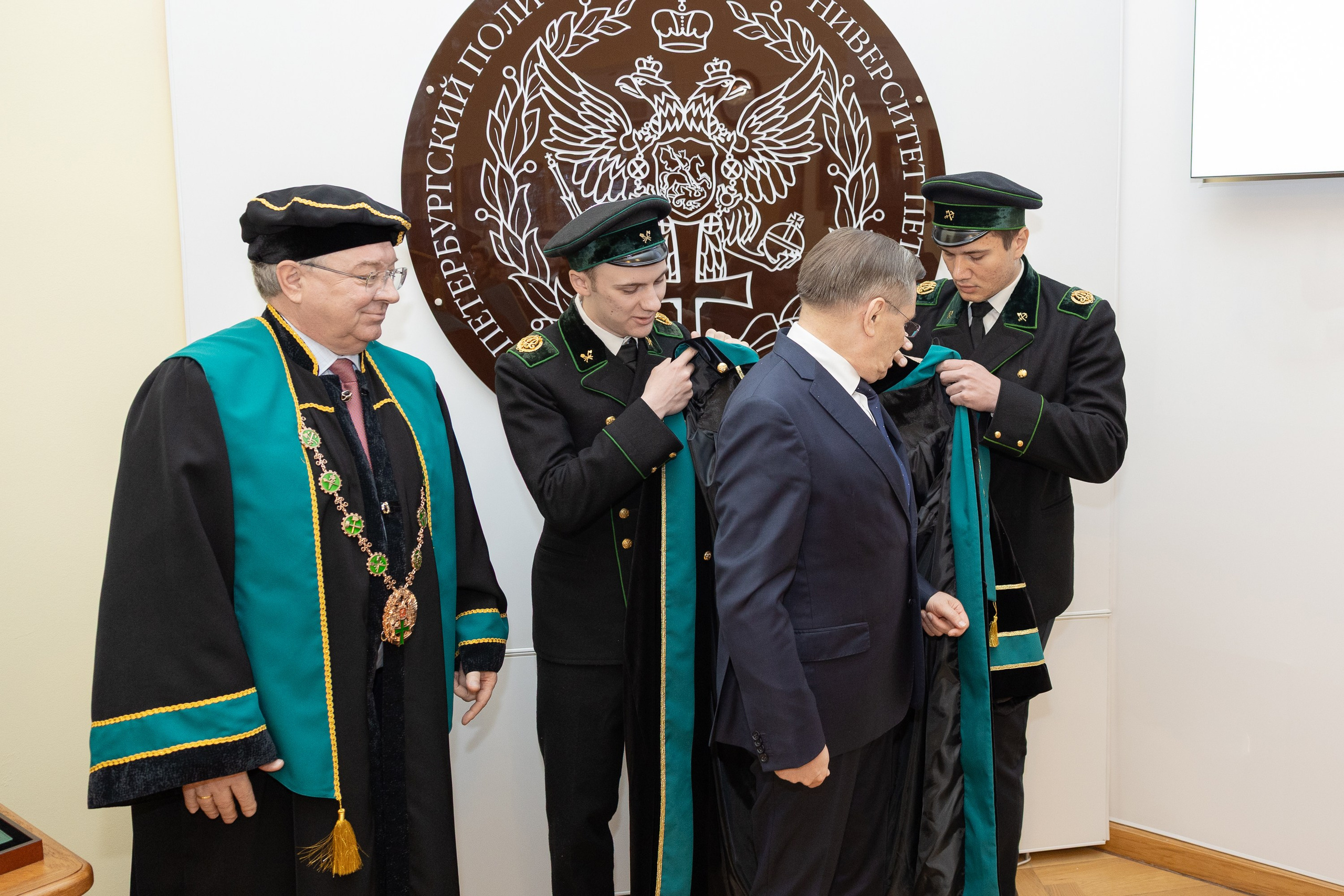 Вручение мантии Алексею Лихачёву. Cup of Bib