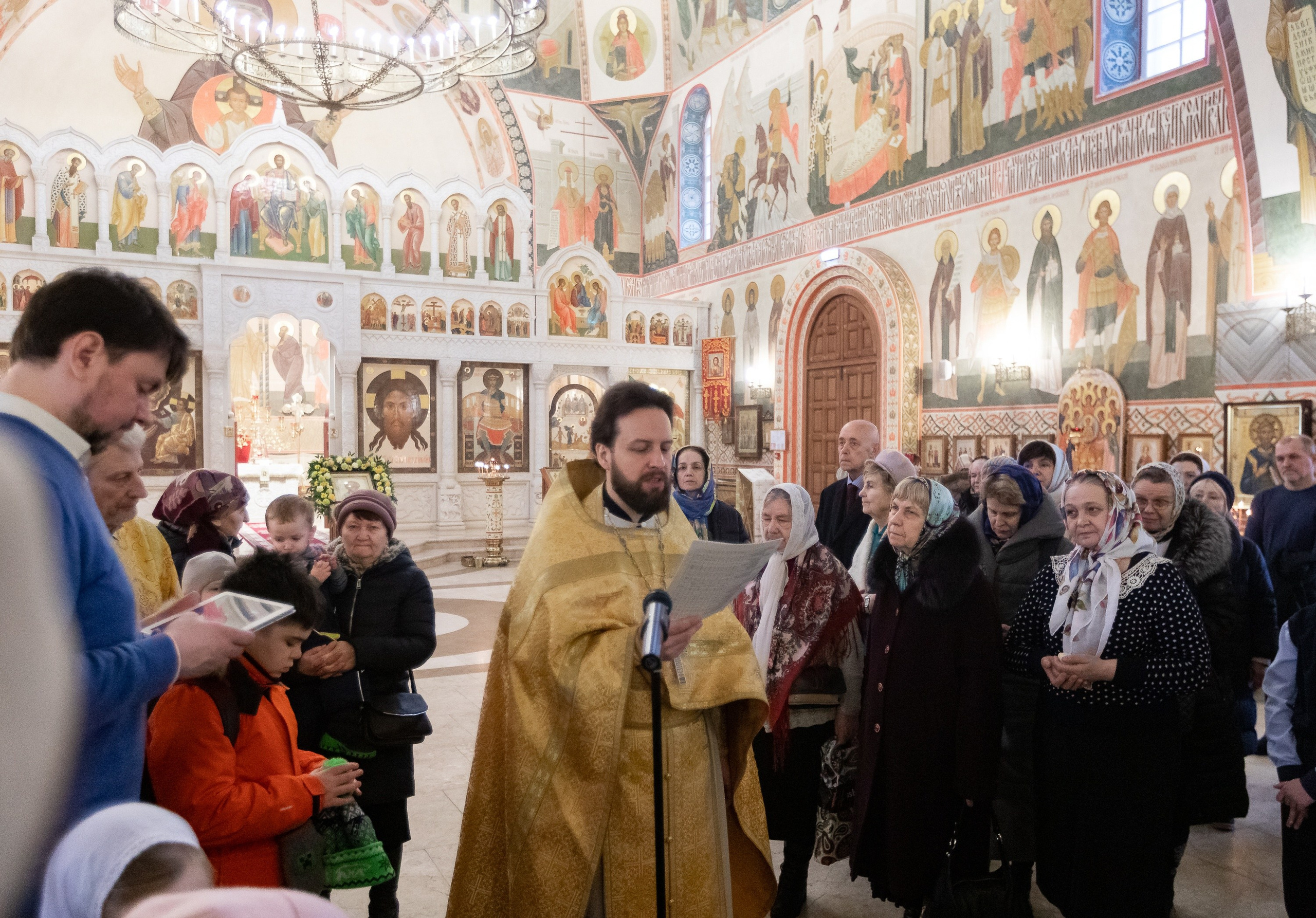 Праздничное богослужение Святителю Николаю 19 декабря. Интерьерный фотограф в Москве Роман Потапов