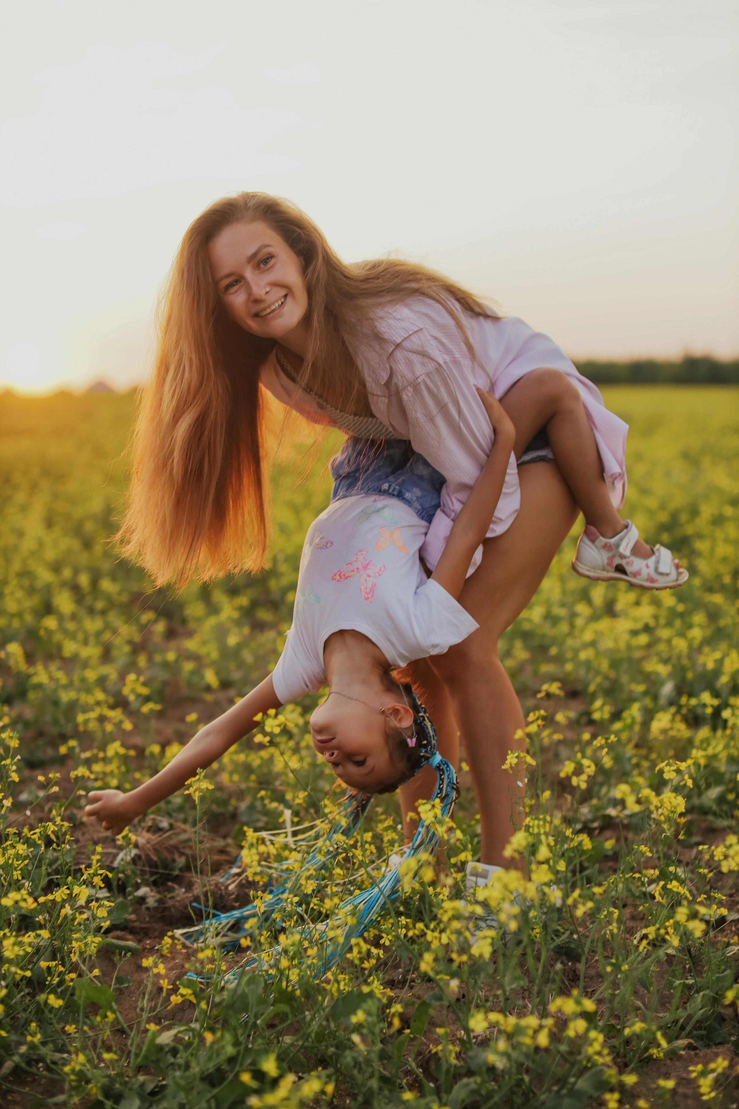 В поле на закате. Фотограф Анастасия Пинчук