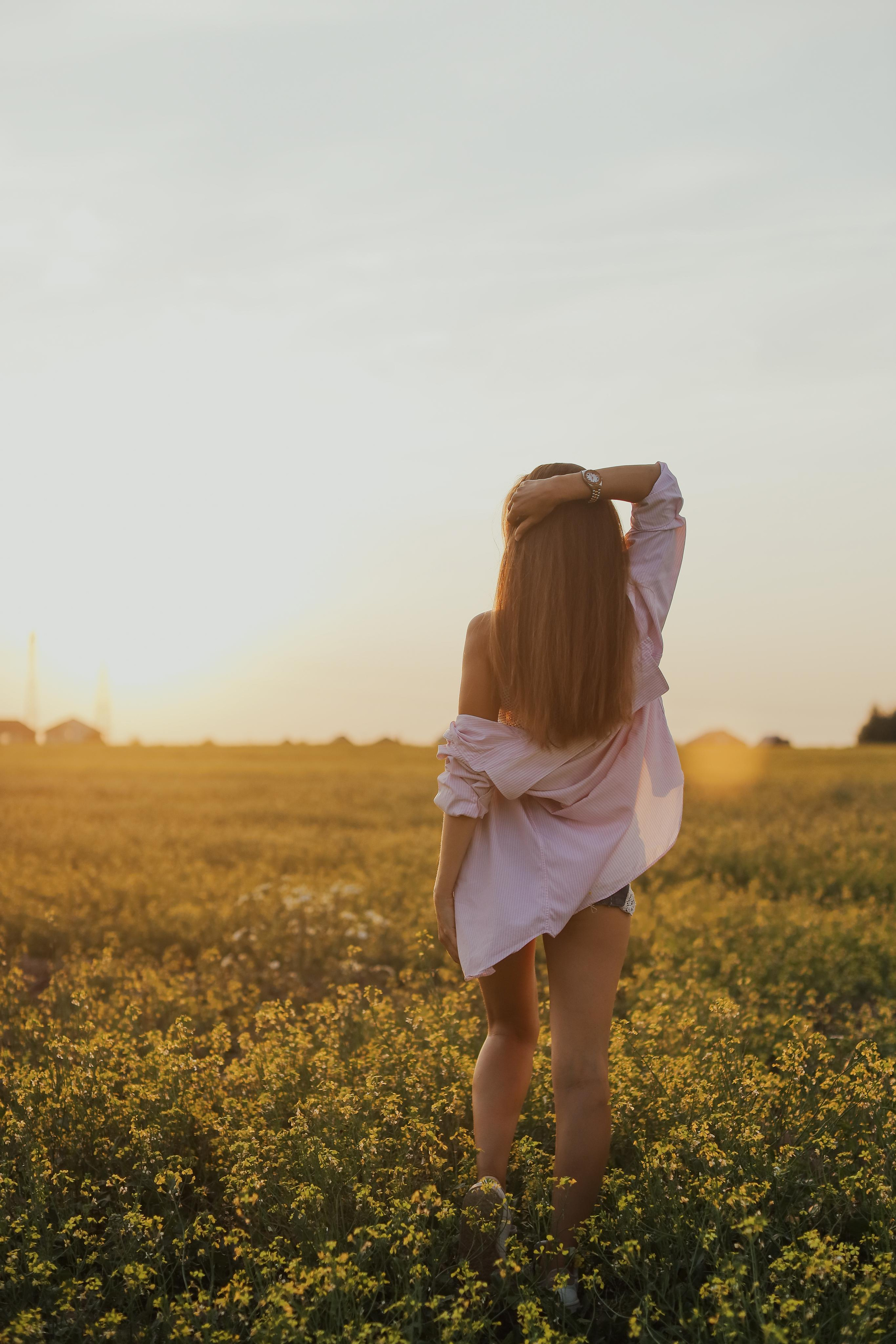 В поле на закате. Фотограф Анастасия Пинчук