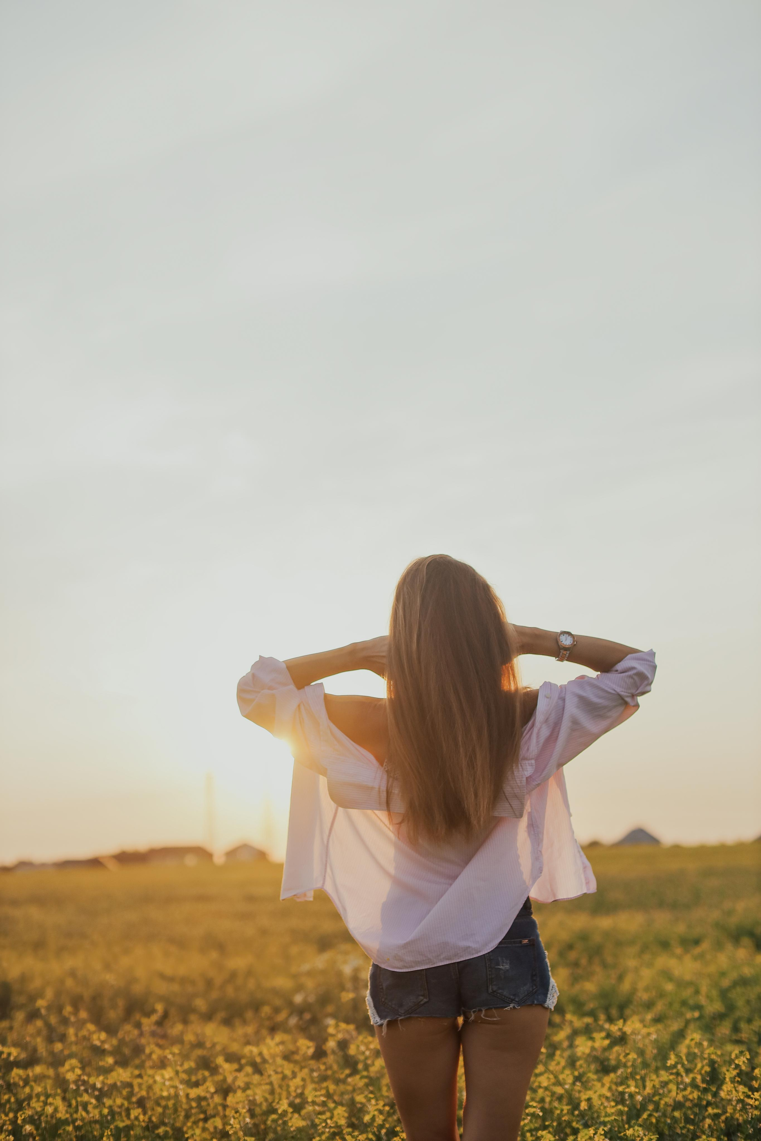 В поле на закате. Фотограф Анастасия Пинчук