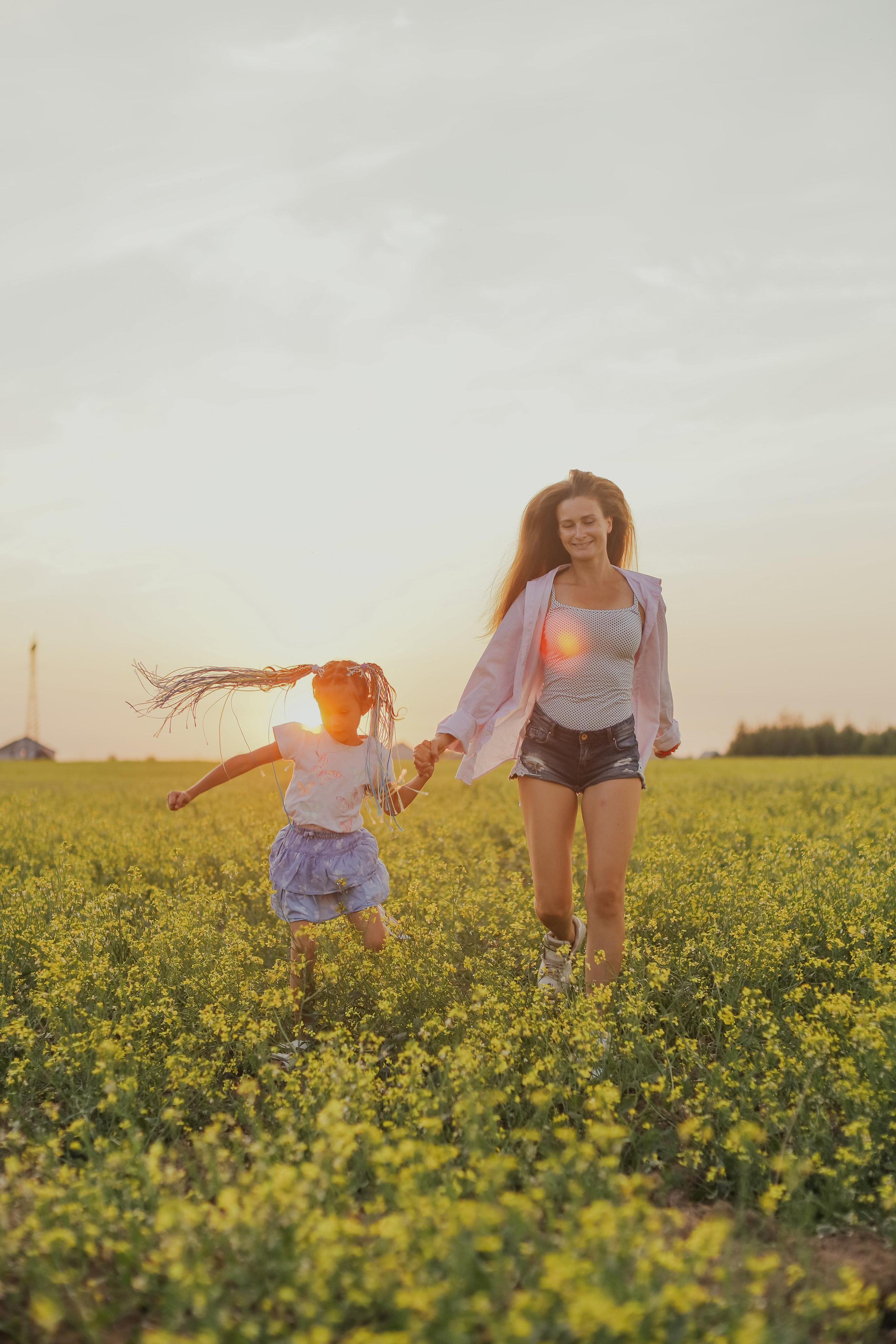 В поле на закате. Фотограф Анастасия Пинчук