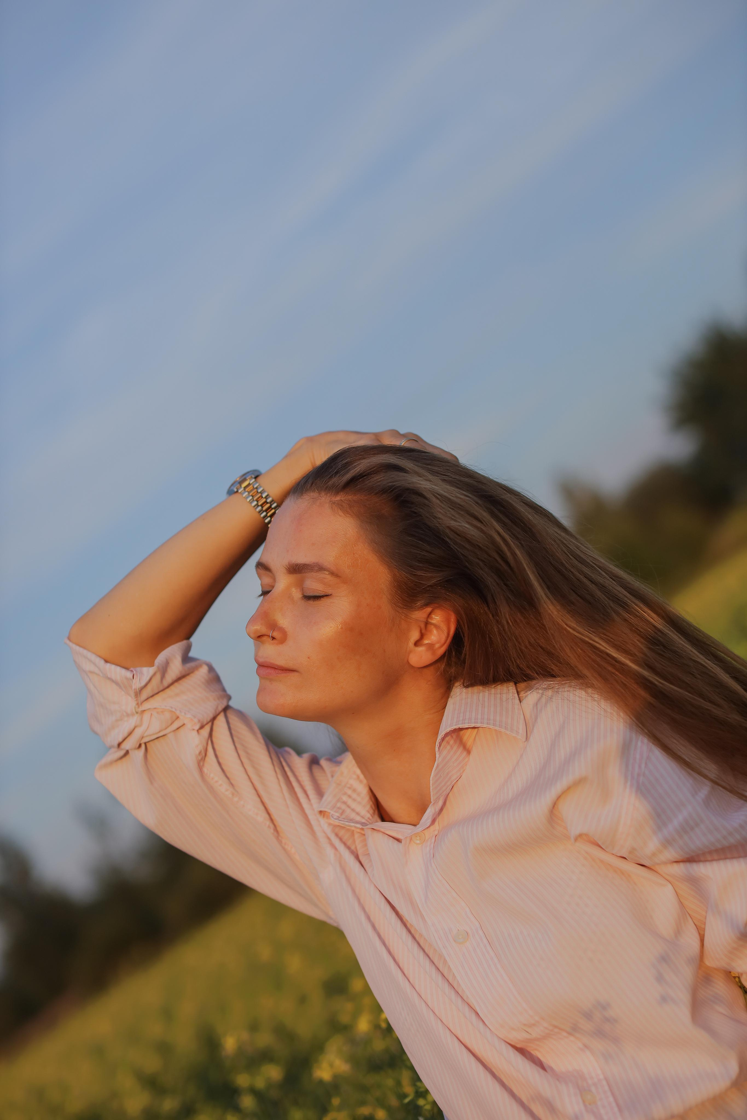 В поле на закате. Фотограф Анастасия Пинчук