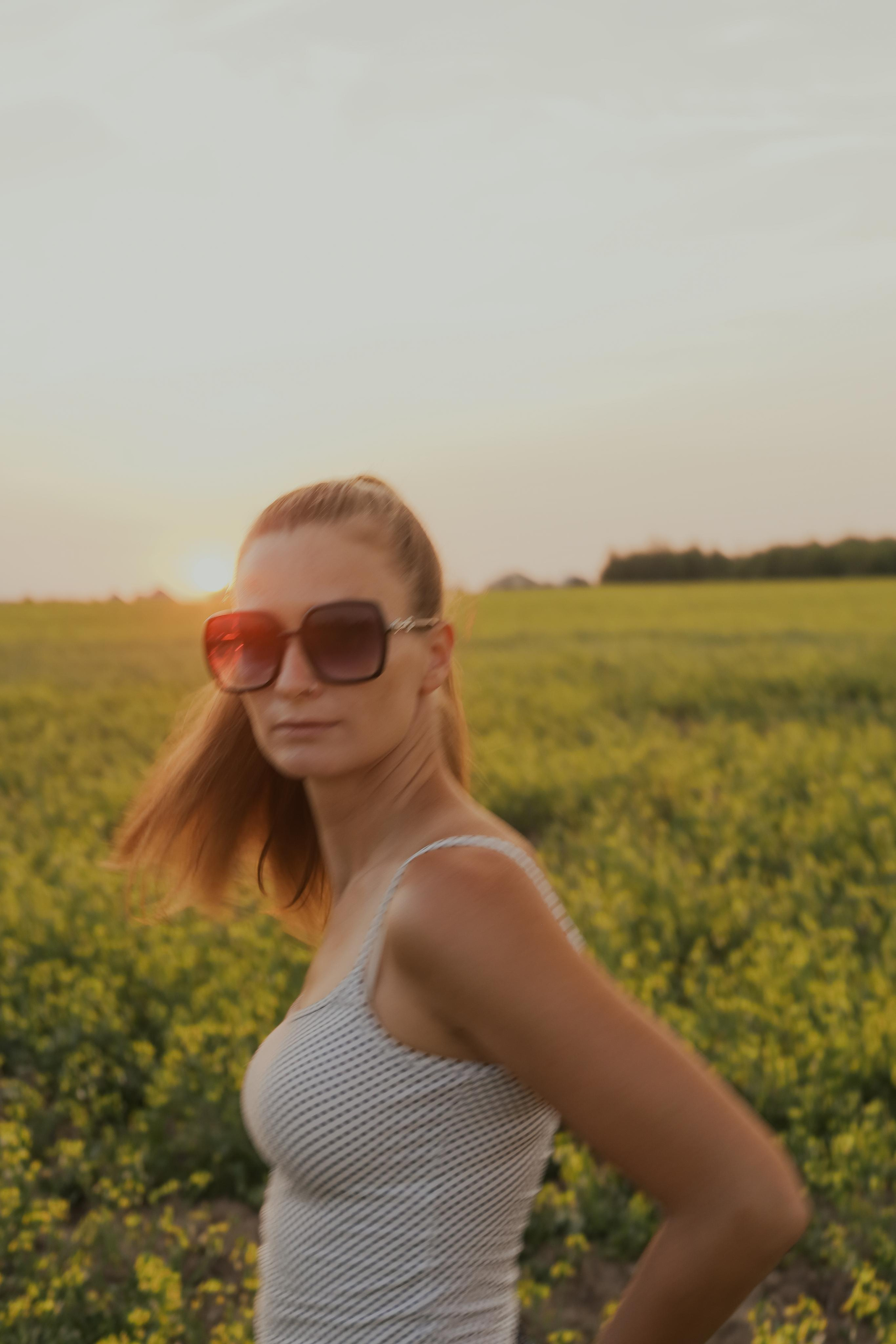 В поле на закате. Фотограф Анастасия Пинчук