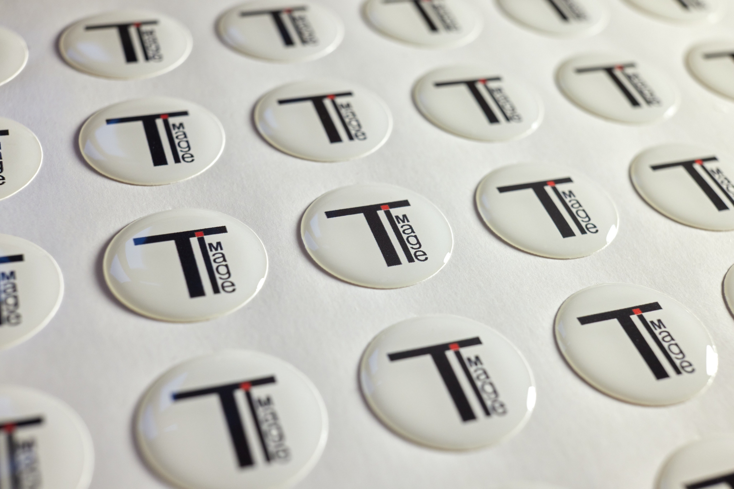 Полимерная этикетка. Имидж Технологии — Производство сувенирных магнитов, заливных этикеток и значков. Репортажная фотография в Кирове Кировской области