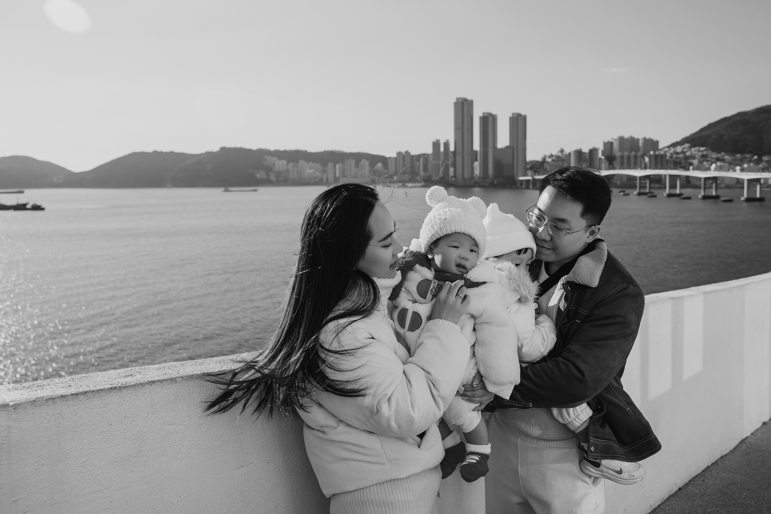 Семейная прогулка в Пусане. Зимняя фотопрогулка по Пусану. Фотопрогулка в Пусане. Семейная прогулочная фотоссесия. Фотосессии в Пусане. Фотоссесии в Корее. Фотограф Пусан. Какую одежду выбрать для фотосессии зимой. 