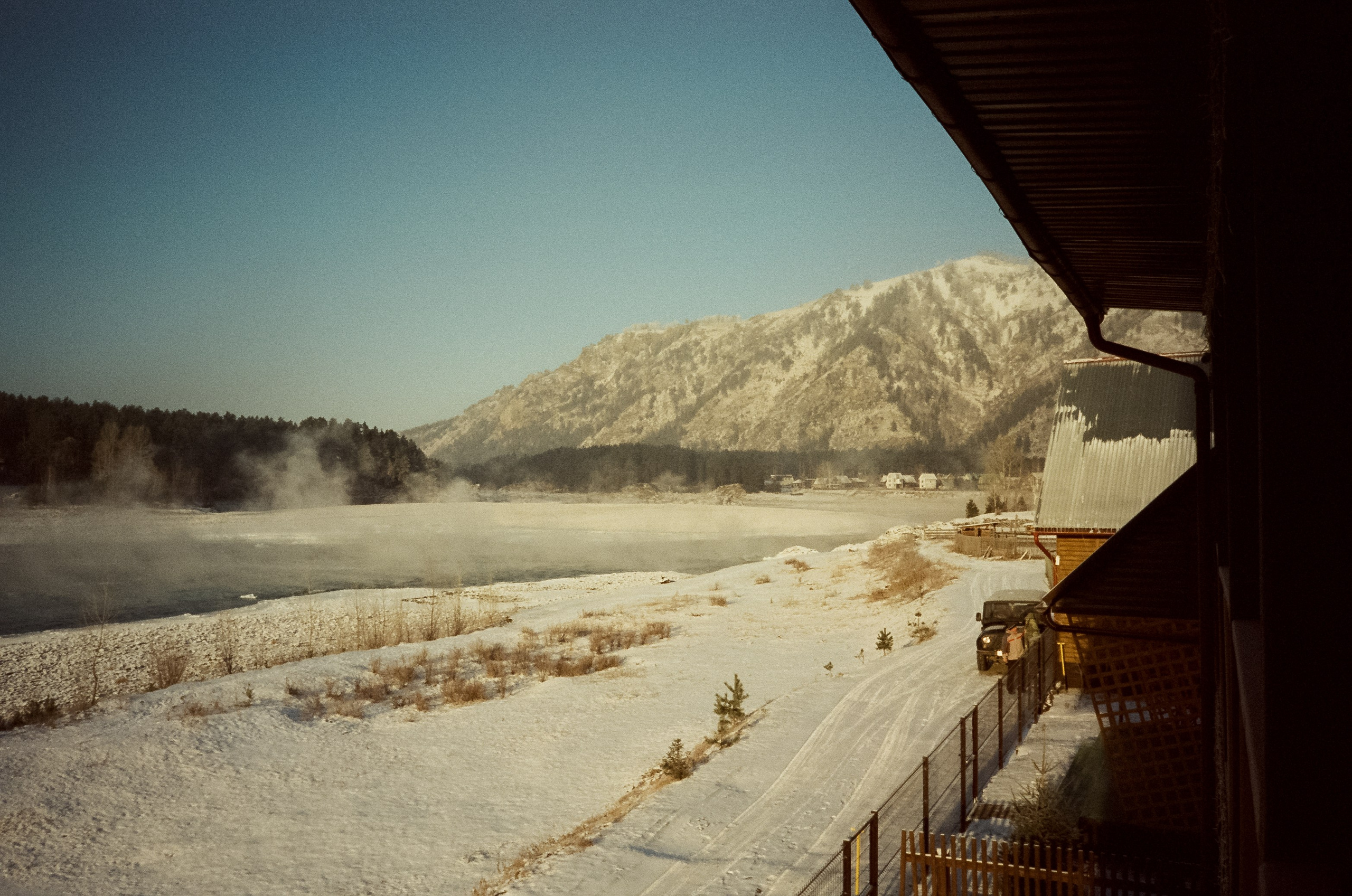 Утро в Манжероке и кафе-автобус Coffee Bus на Чемальском тракте. Фотограф-документалист Мария Осокина