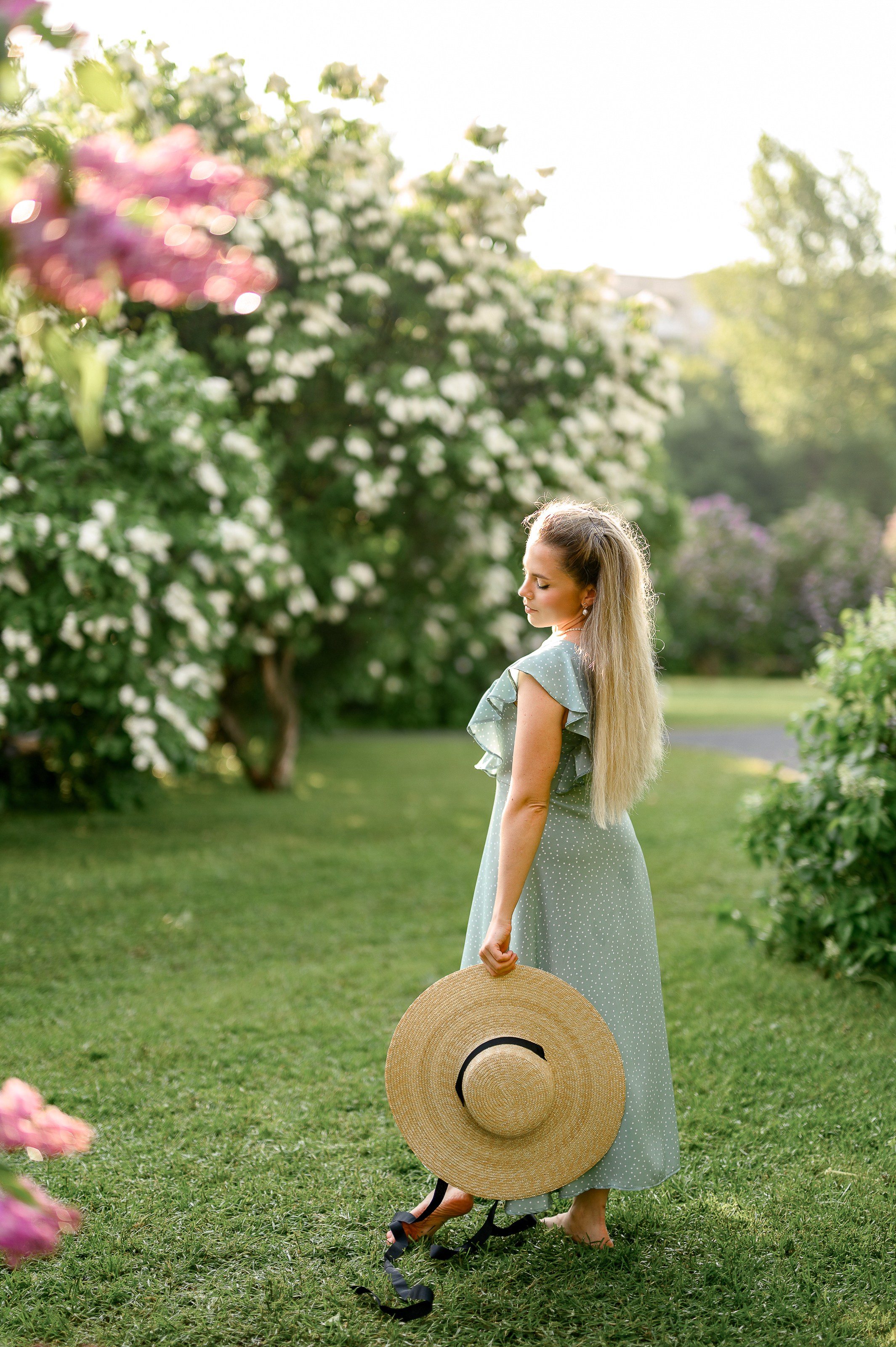 Анастасия. Фотосессия в цветении в Сиреневом саду в Москве. Semerlina.ru