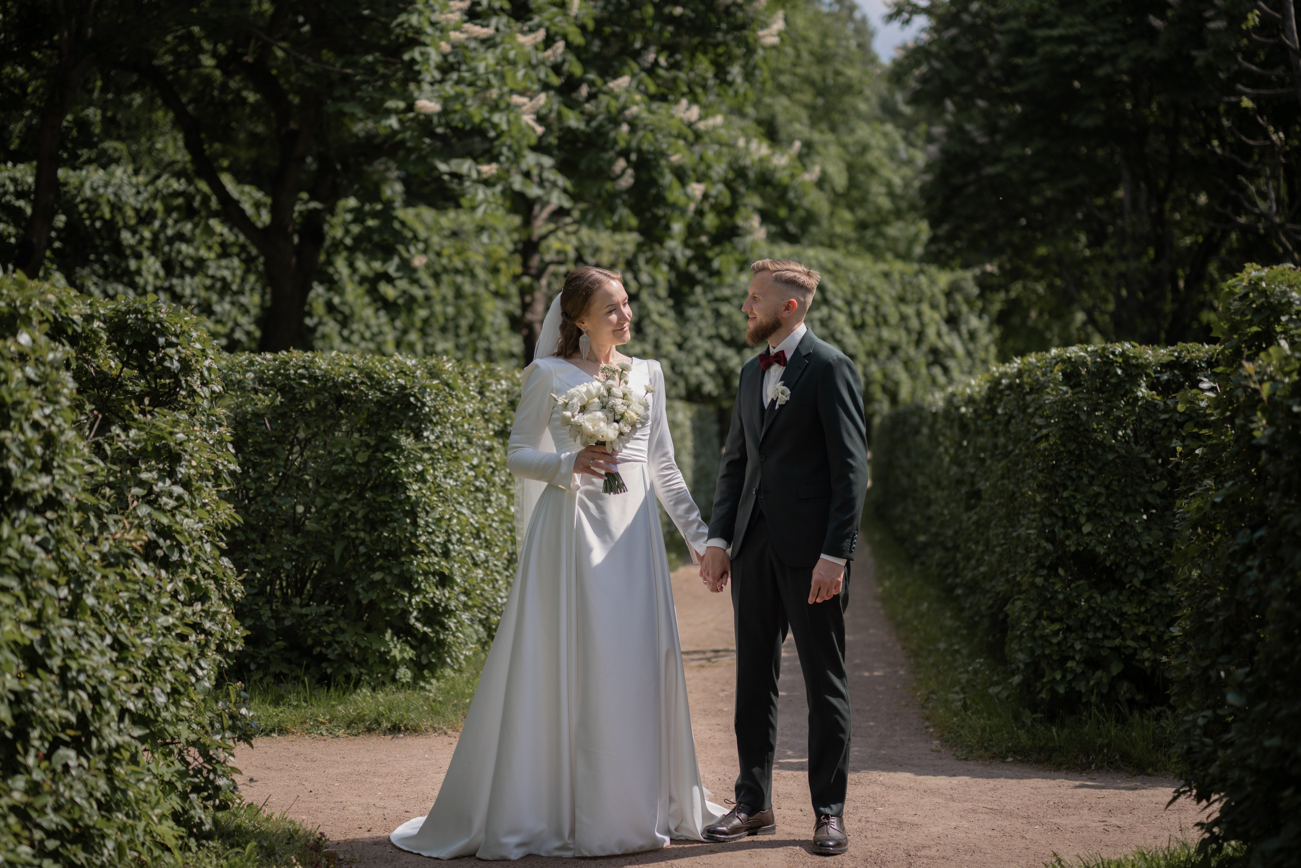 Красивые места для свадебной фотосессии летом в Санкт-Петербурге. Свадебный фотограф Александр Невский в Санкт-Петербурге