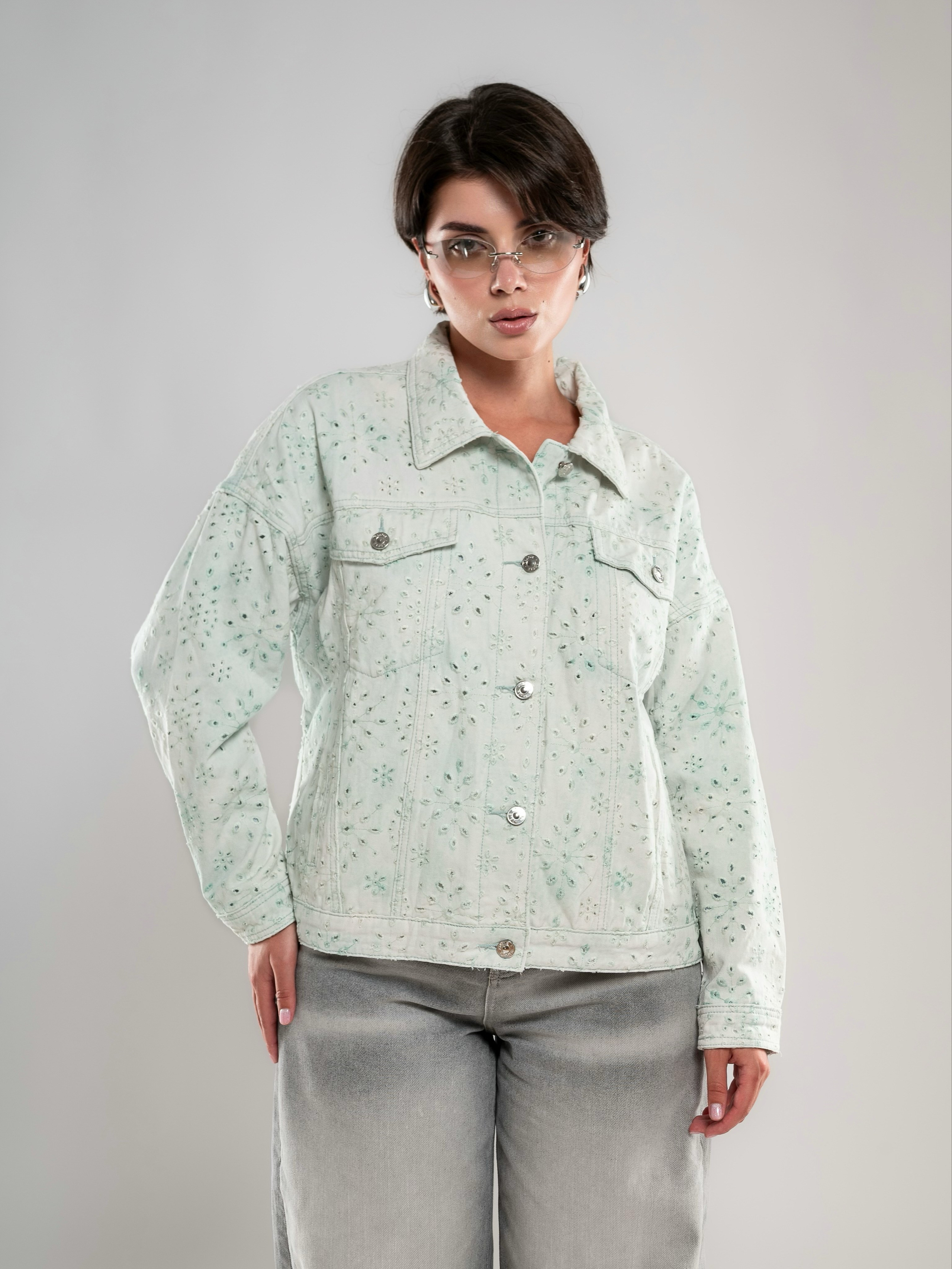 Джинсовые куртки на 2х моделях. Предметный фотограф, фото для маркетплейсов Пятигорск, КМВ