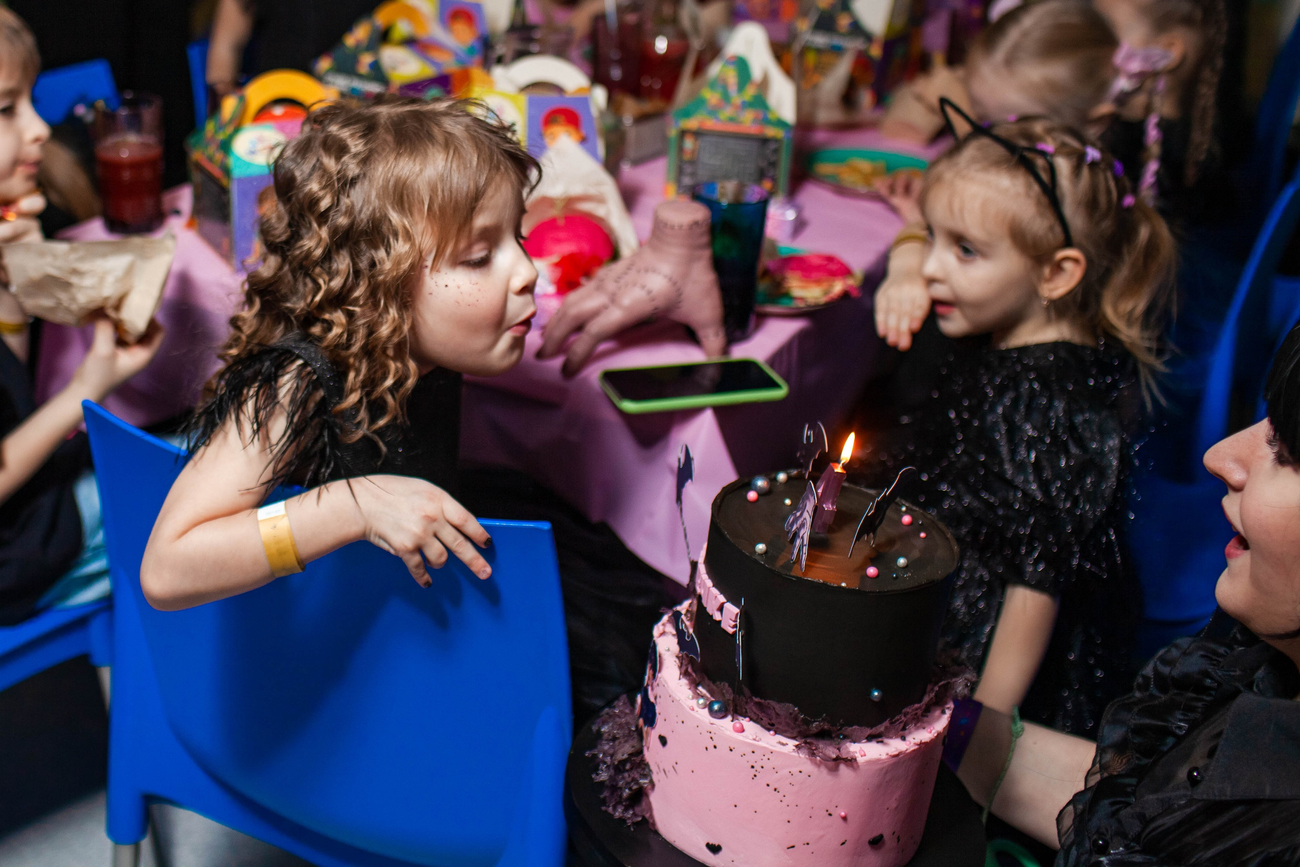 День Рождения Анечки в стиле Уэнсдей. Детский и семейный фотограф в Санкт-Петербурге Елизавета Сорокина
