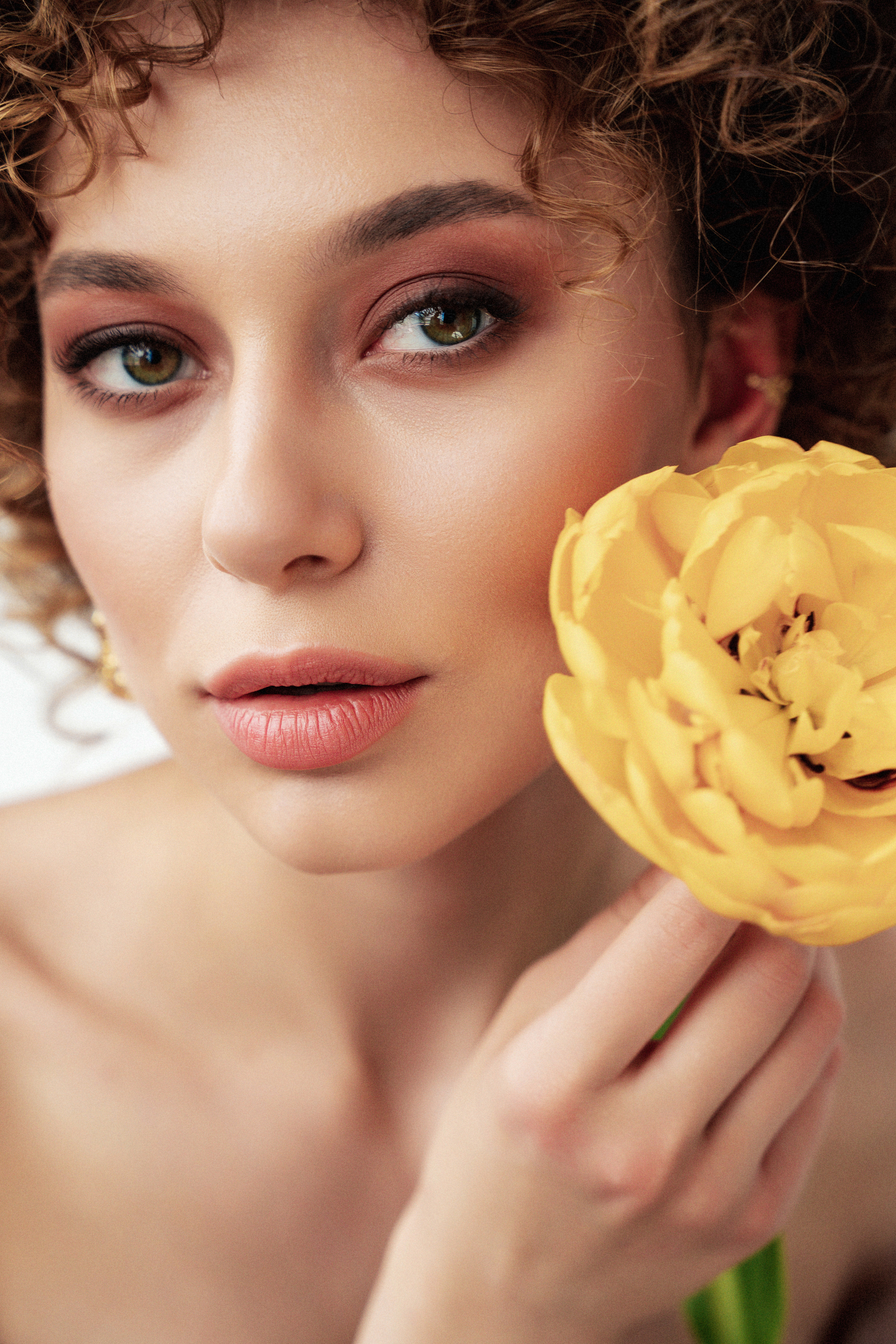 Студийная фотосъемка девушки с попугаем. Саша Потапкин Фотограф. Сочи, Екатеринбург, Москва