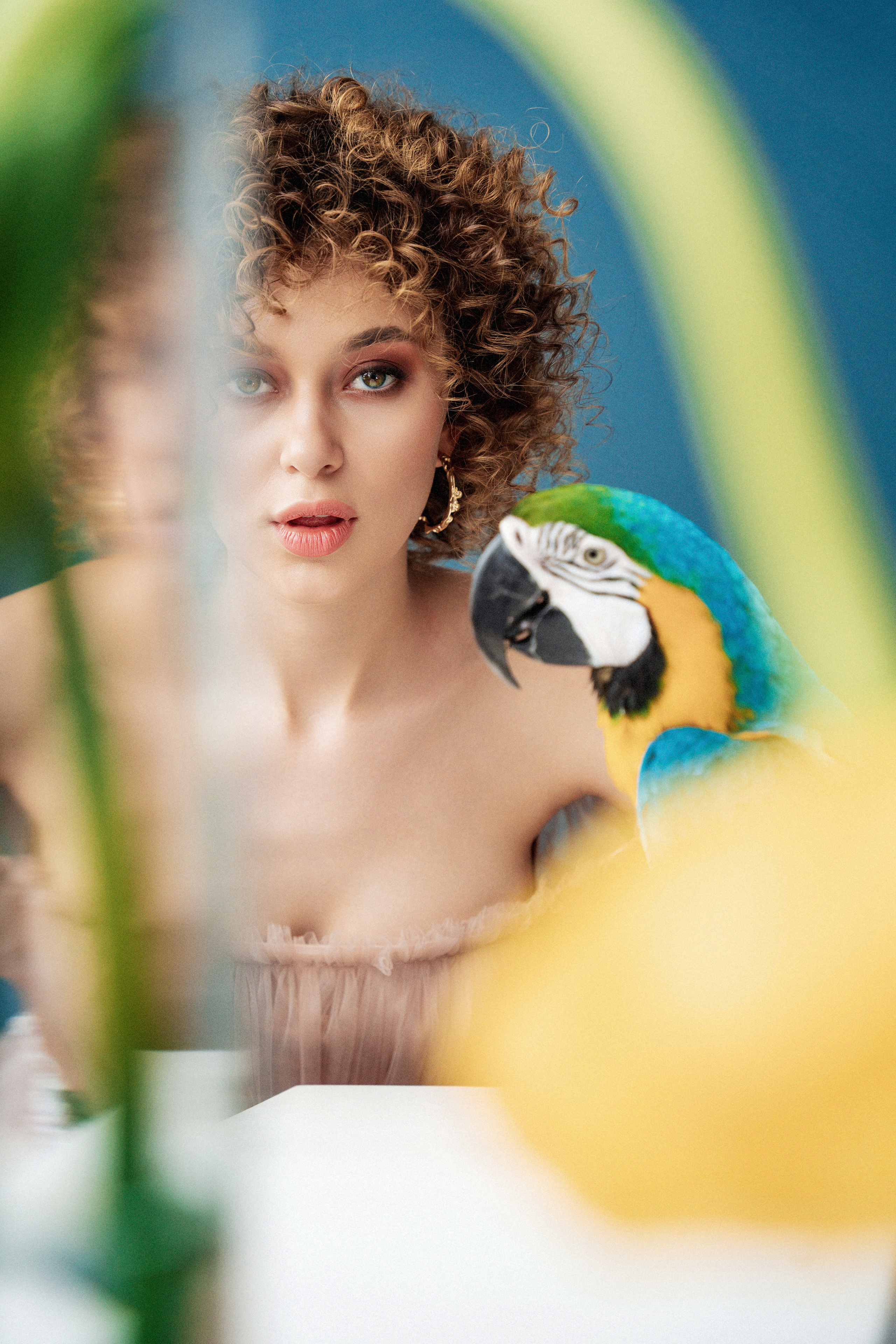 Студийная фотосъемка девушки с попугаем. Саша Потапкин Фотограф. Сочи, Екатеринбург, Москва