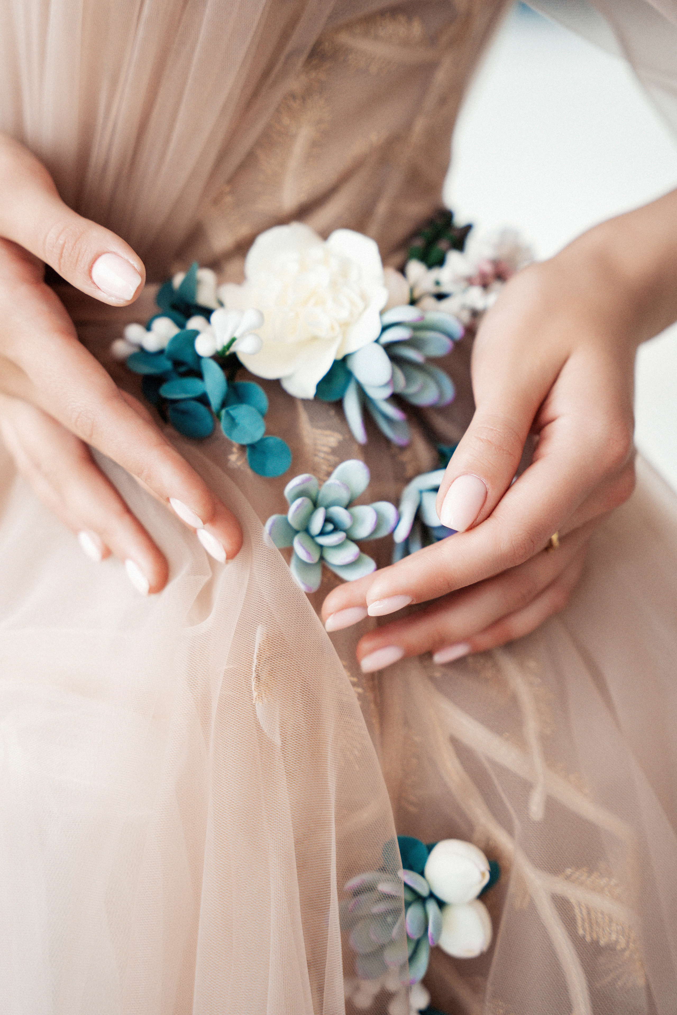 Студийная фотосъемка девушки с попугаем. Саша Потапкин Фотограф. Сочи, Екатеринбург, Москва