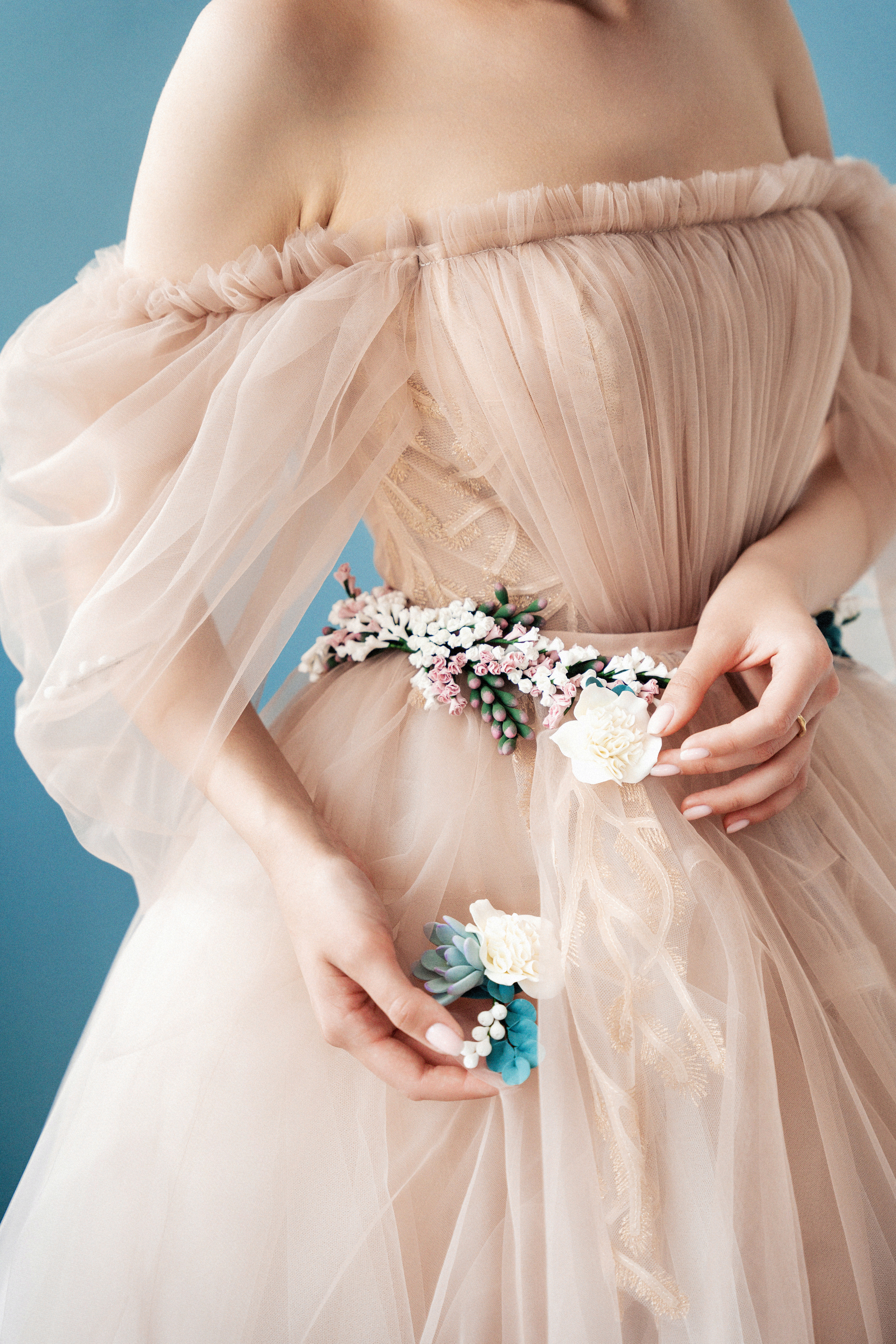 Студийная фотосъемка девушки с попугаем. Саша Потапкин Фотограф. Сочи, Екатеринбург, Москва