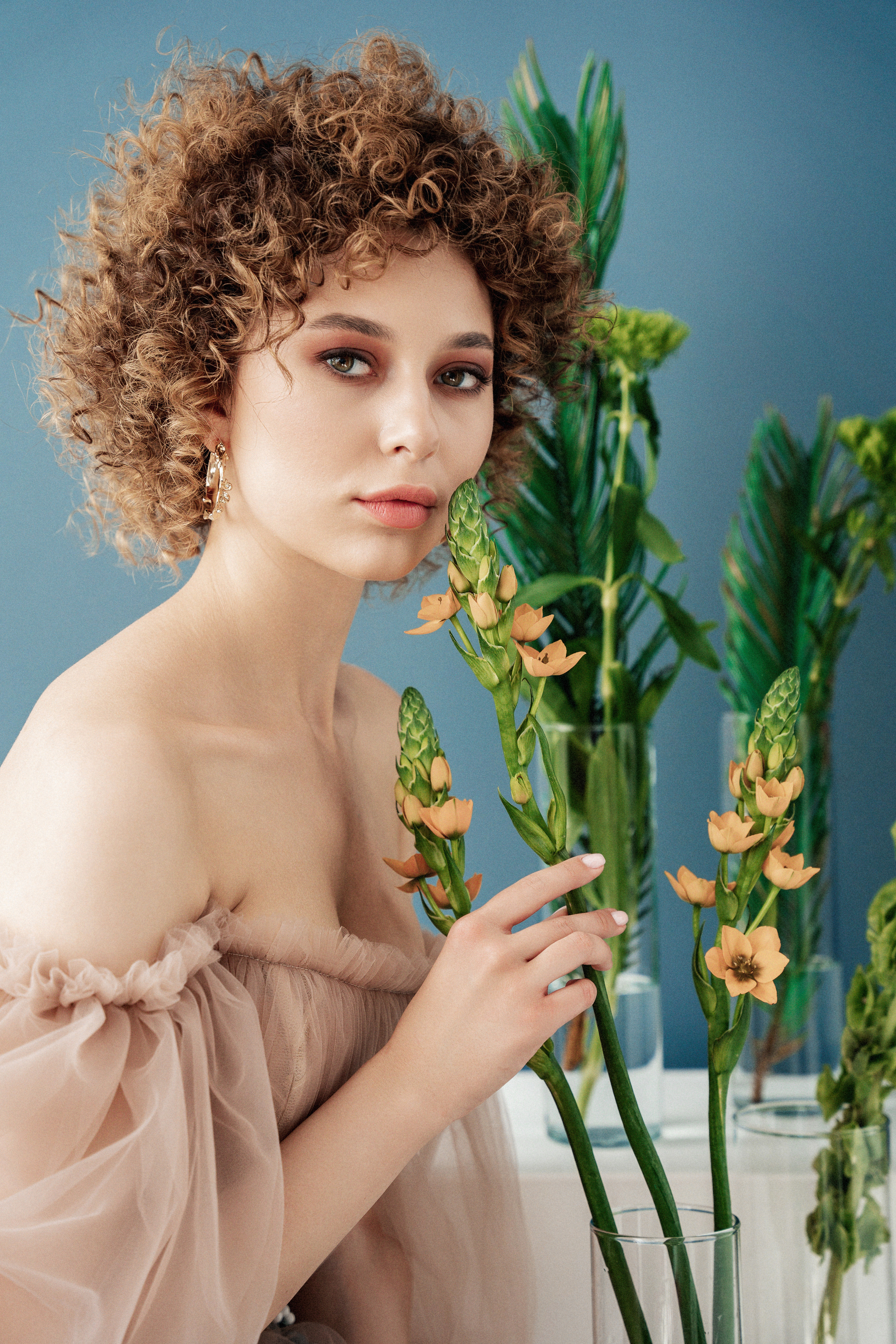 Студийная фотосъемка девушки с попугаем. Саша Потапкин Фотограф. Сочи, Екатеринбург, Москва