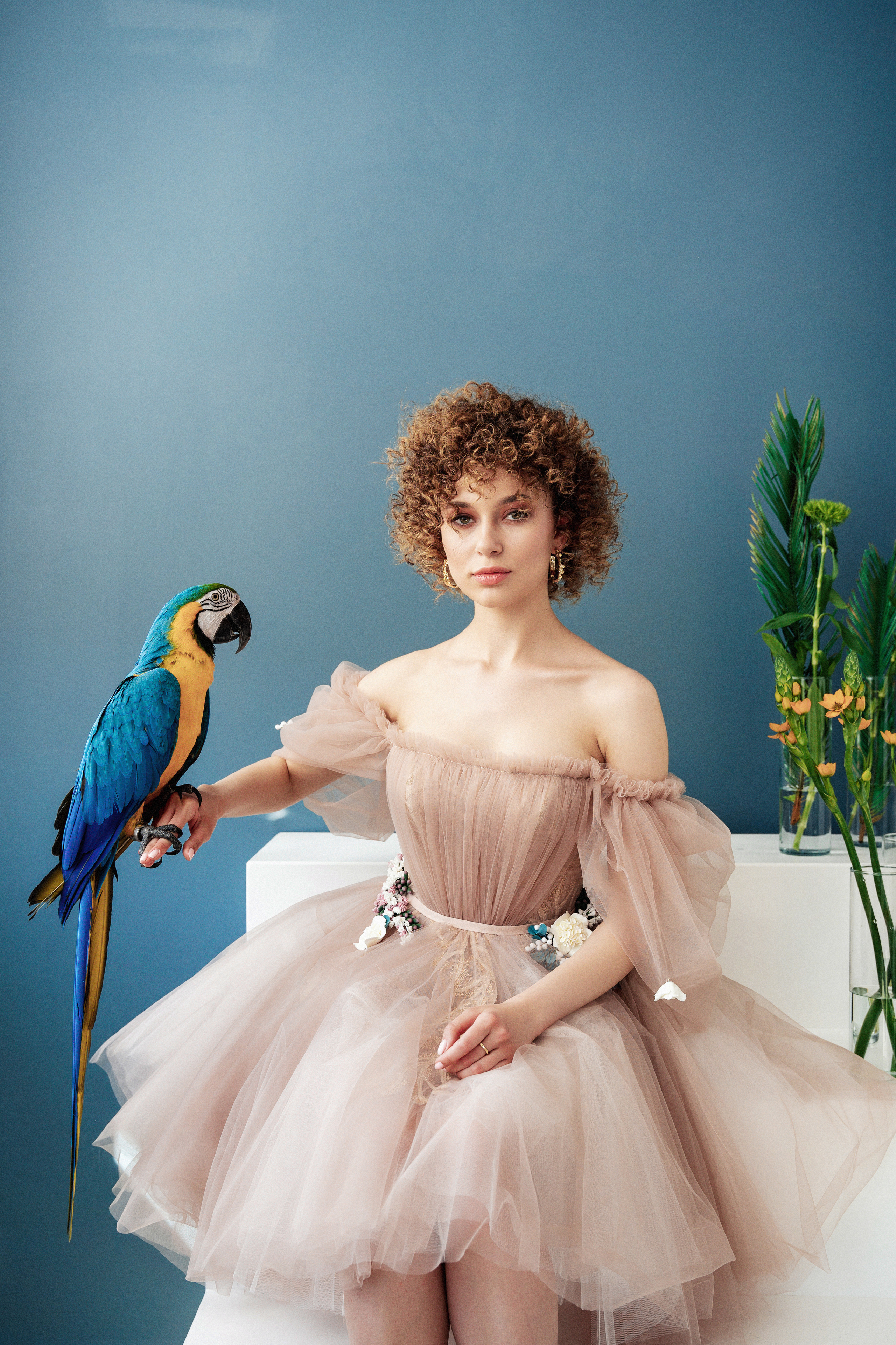 Студийная фотосъемка девушки с попугаем. Саша Потапкин Фотограф. Сочи, Екатеринбург, Москва