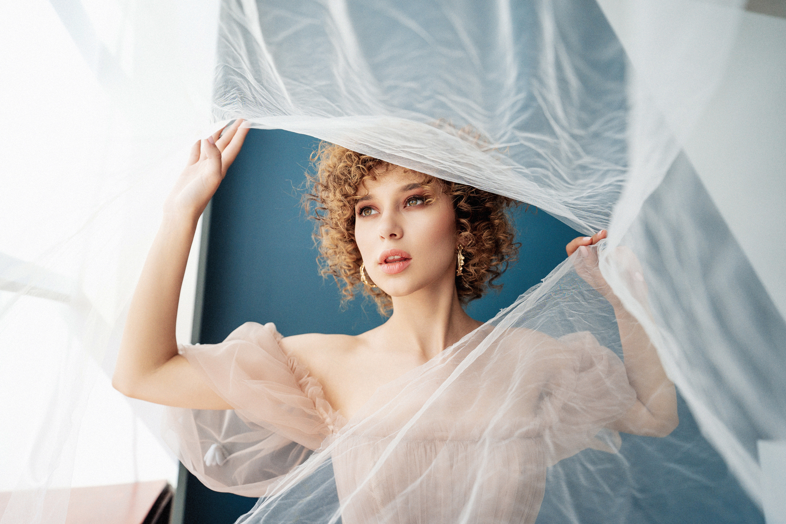 Студийная фотосъемка девушки с попугаем. Саша Потапкин Фотограф. Сочи, Екатеринбург, Москва