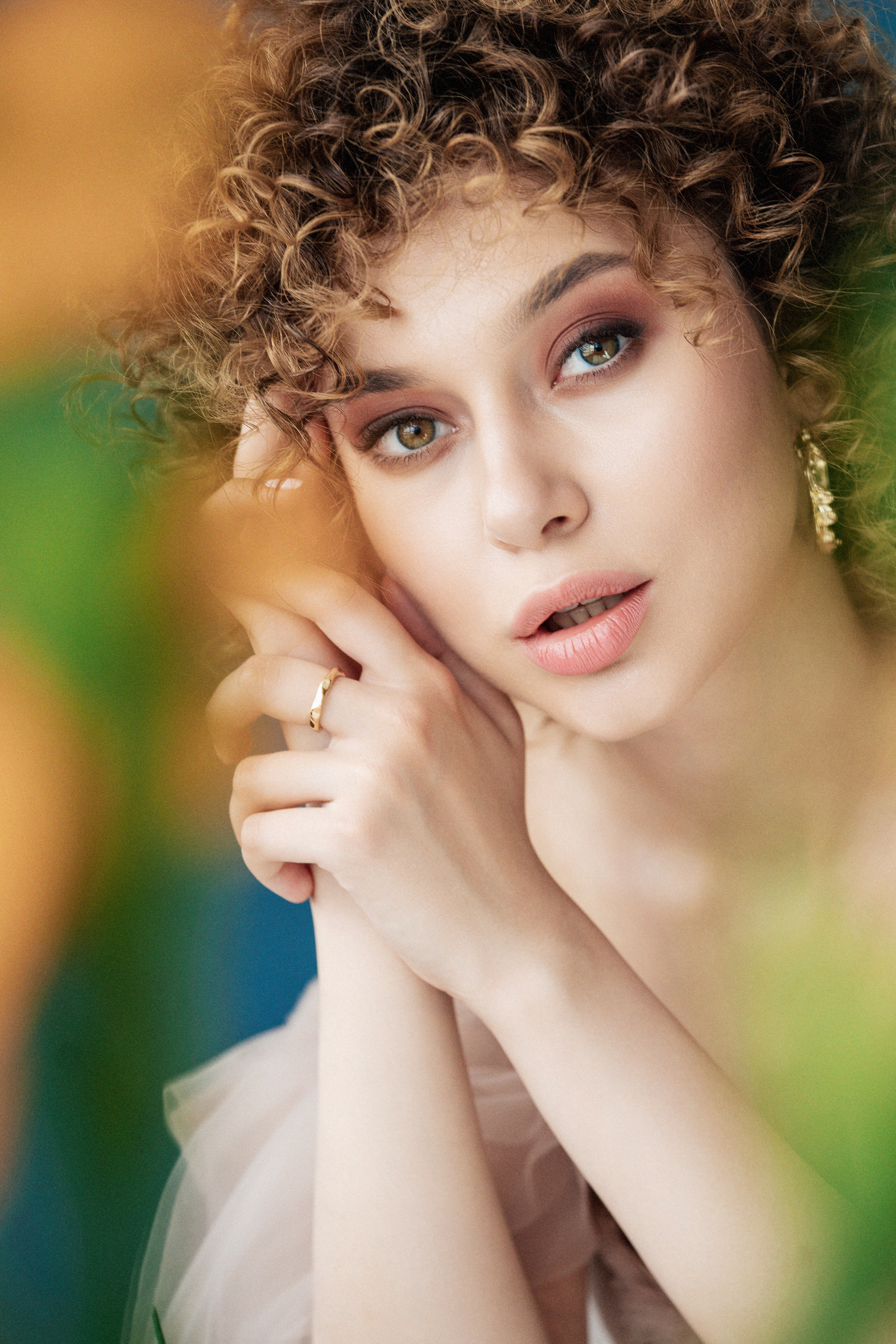 Студийная фотосъемка девушки с попугаем. Саша Потапкин Фотограф. Сочи, Екатеринбург, Москва