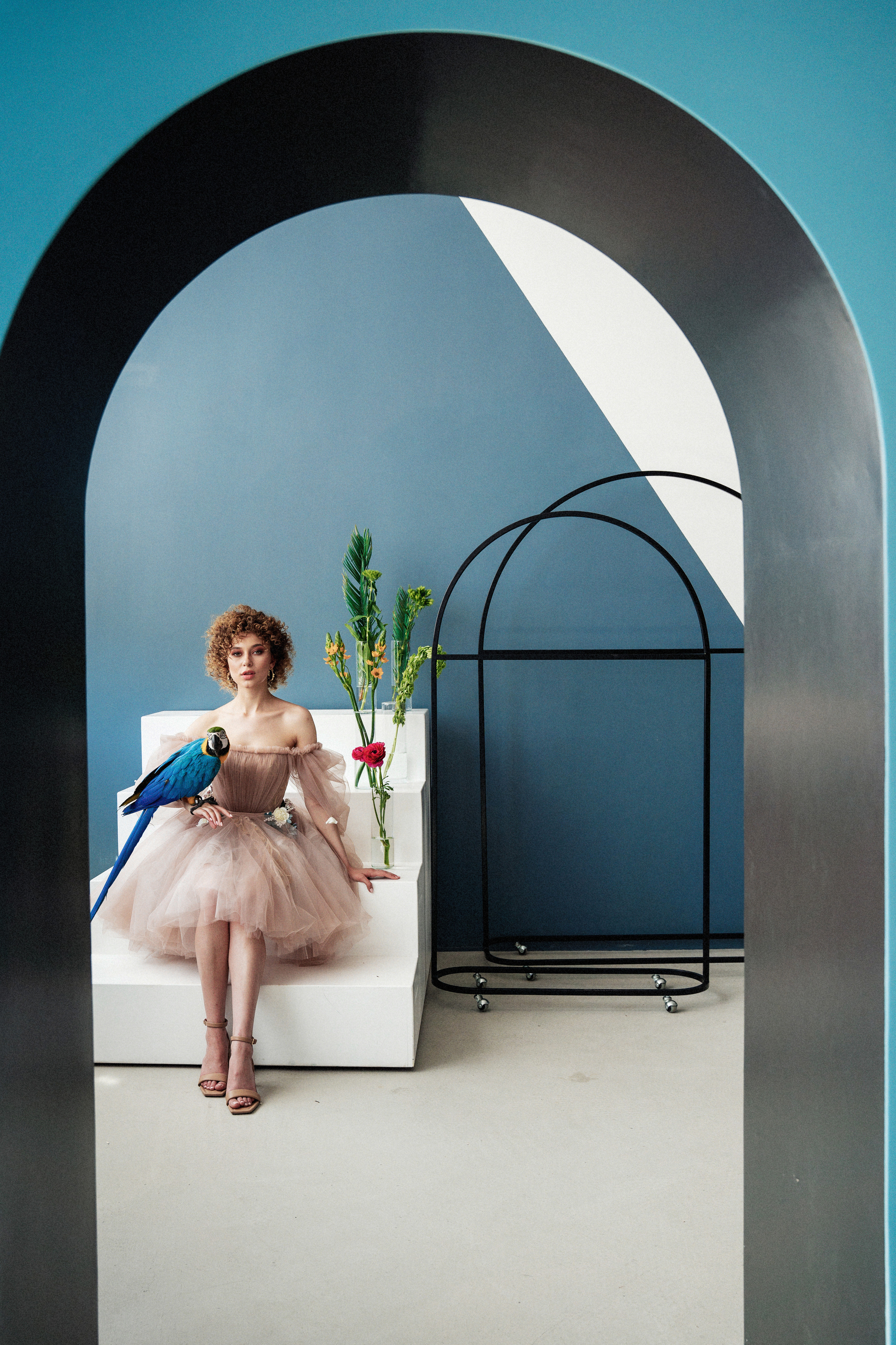 Студийная фотосъемка девушки с попугаем. Саша Потапкин Фотограф. Сочи, Екатеринбург, Москва