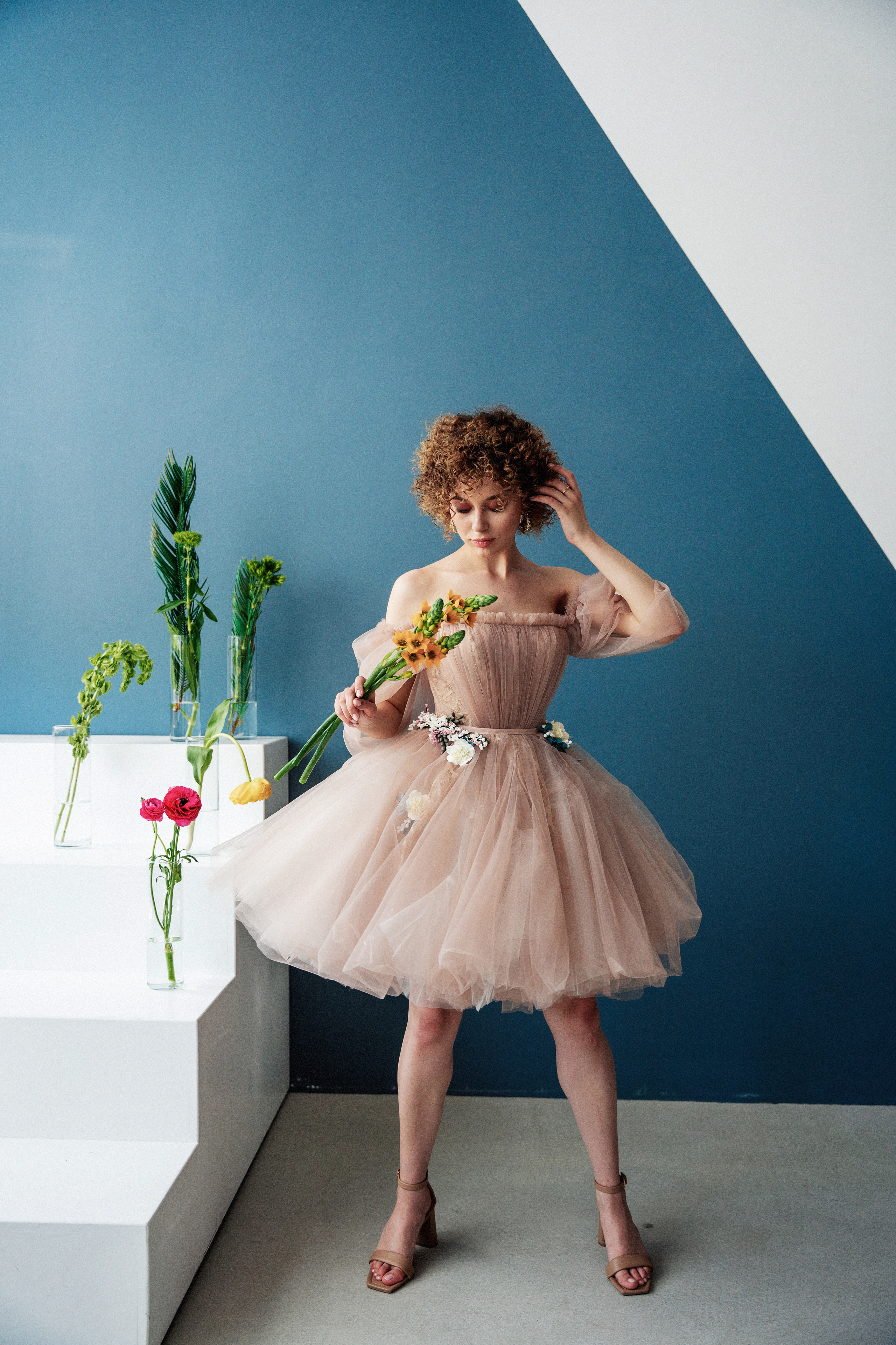 Студийная фотосъемка девушки с попугаем. Саша Потапкин Фотограф. Сочи, Екатеринбург, Москва