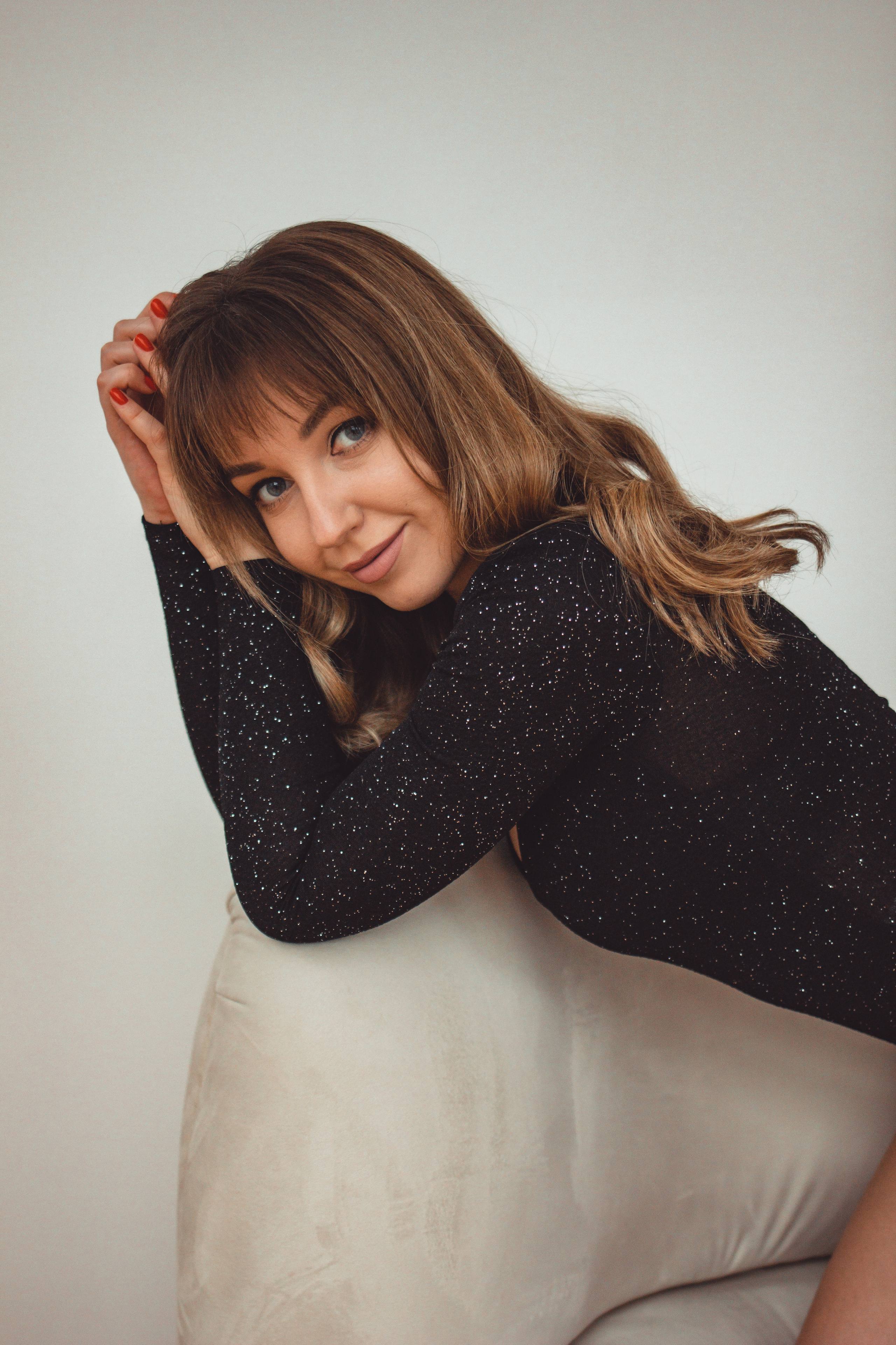 Портрет озорной девушки в боди 