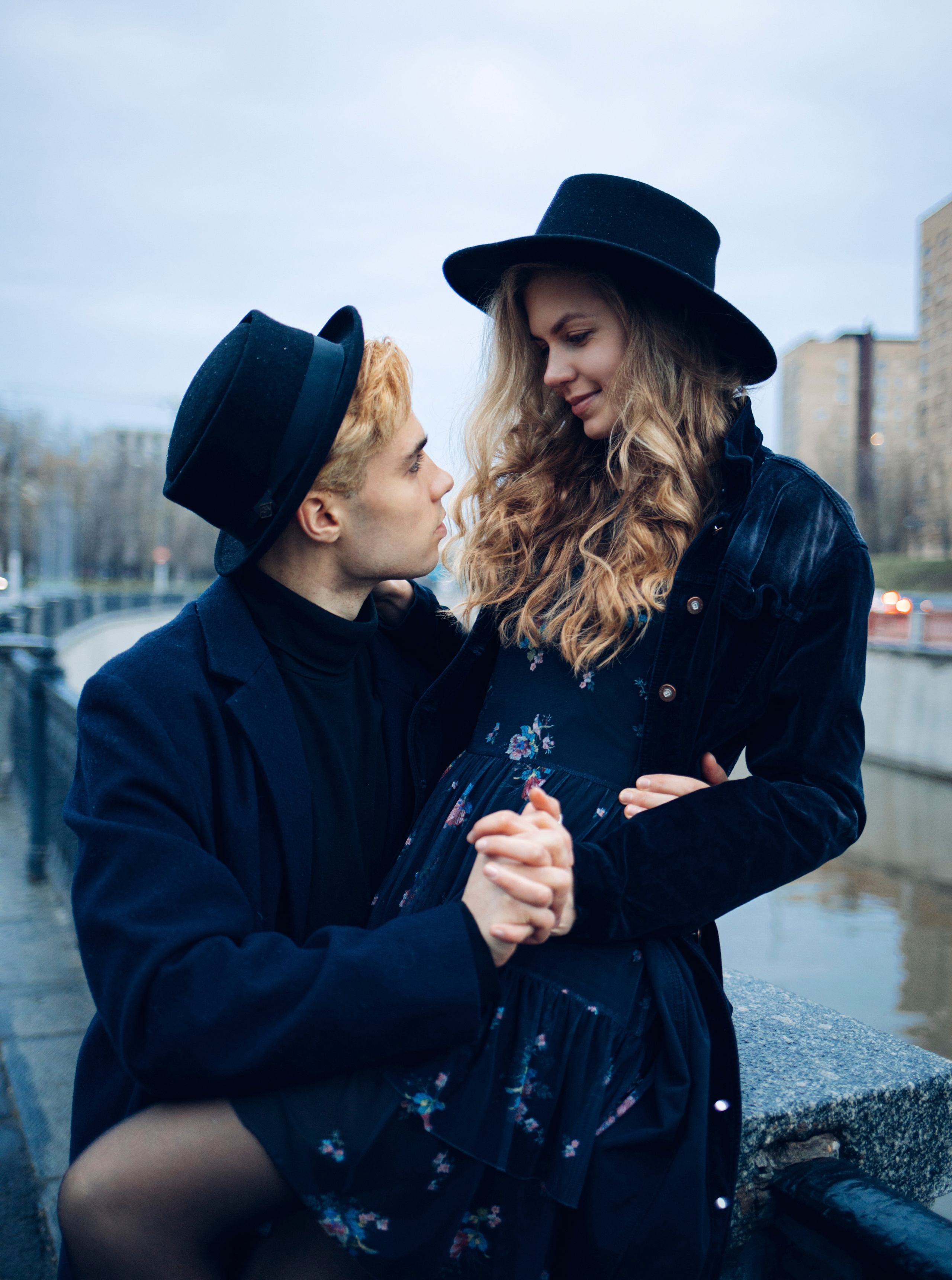 Фотосессия влюбленной пары на набережной реки Яузы