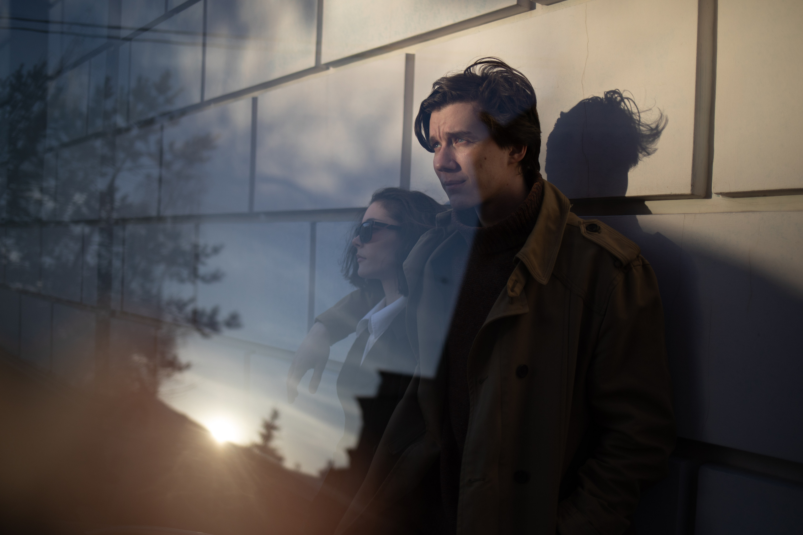  фото влюбленной пары на закате солнца в городе со стеклом love Story