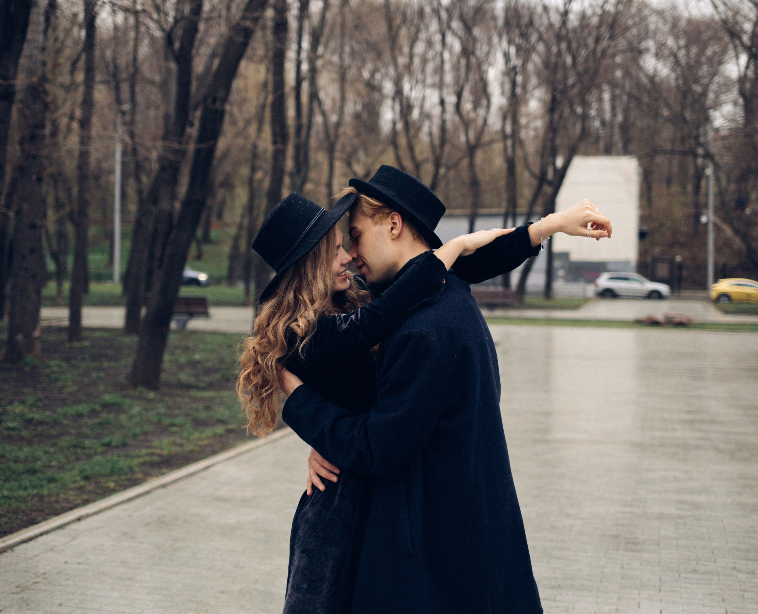 Влюбленная пара обнимаются в дождливую погоду