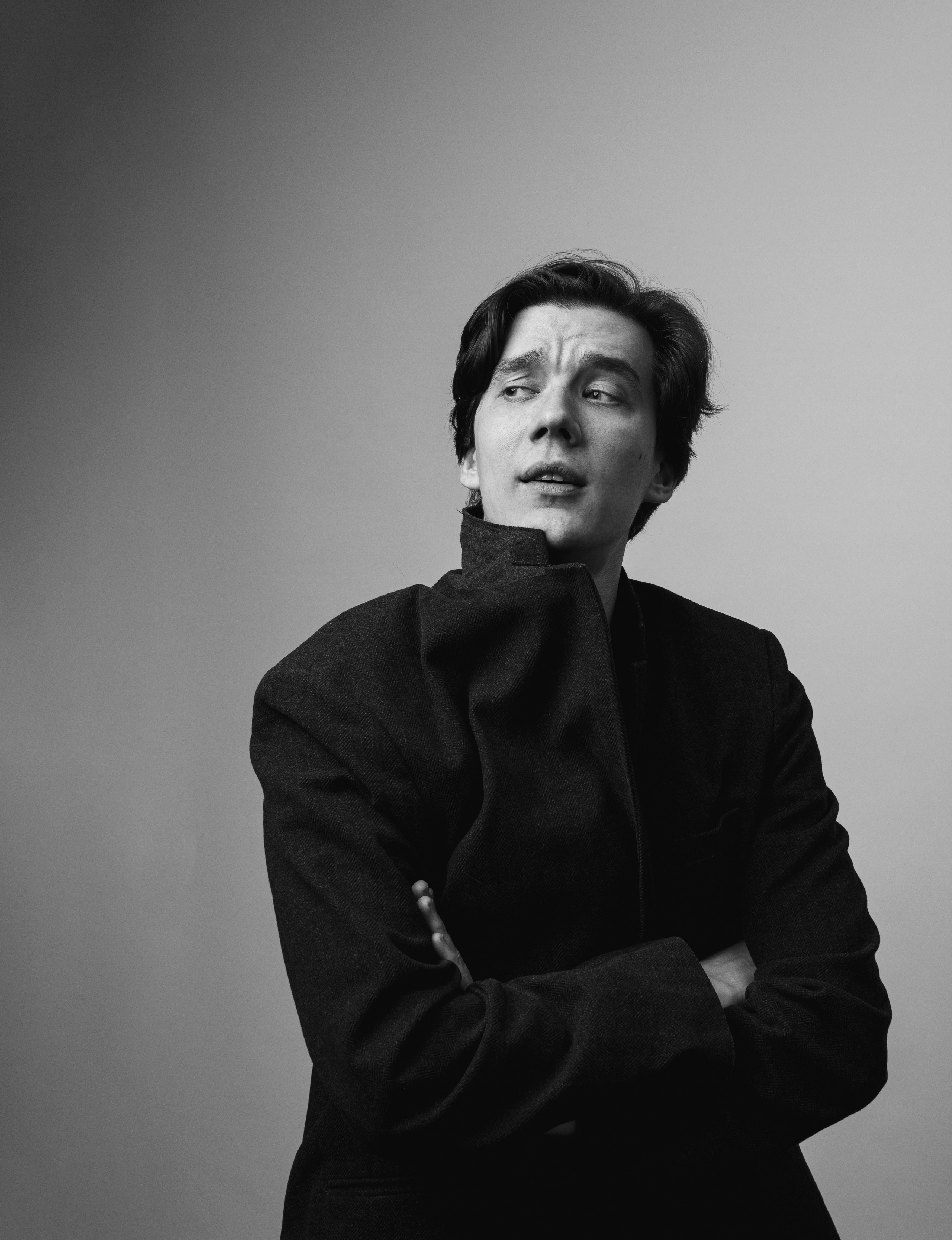 Черно-белое фото для актера театра в студии минимализм в Москве 