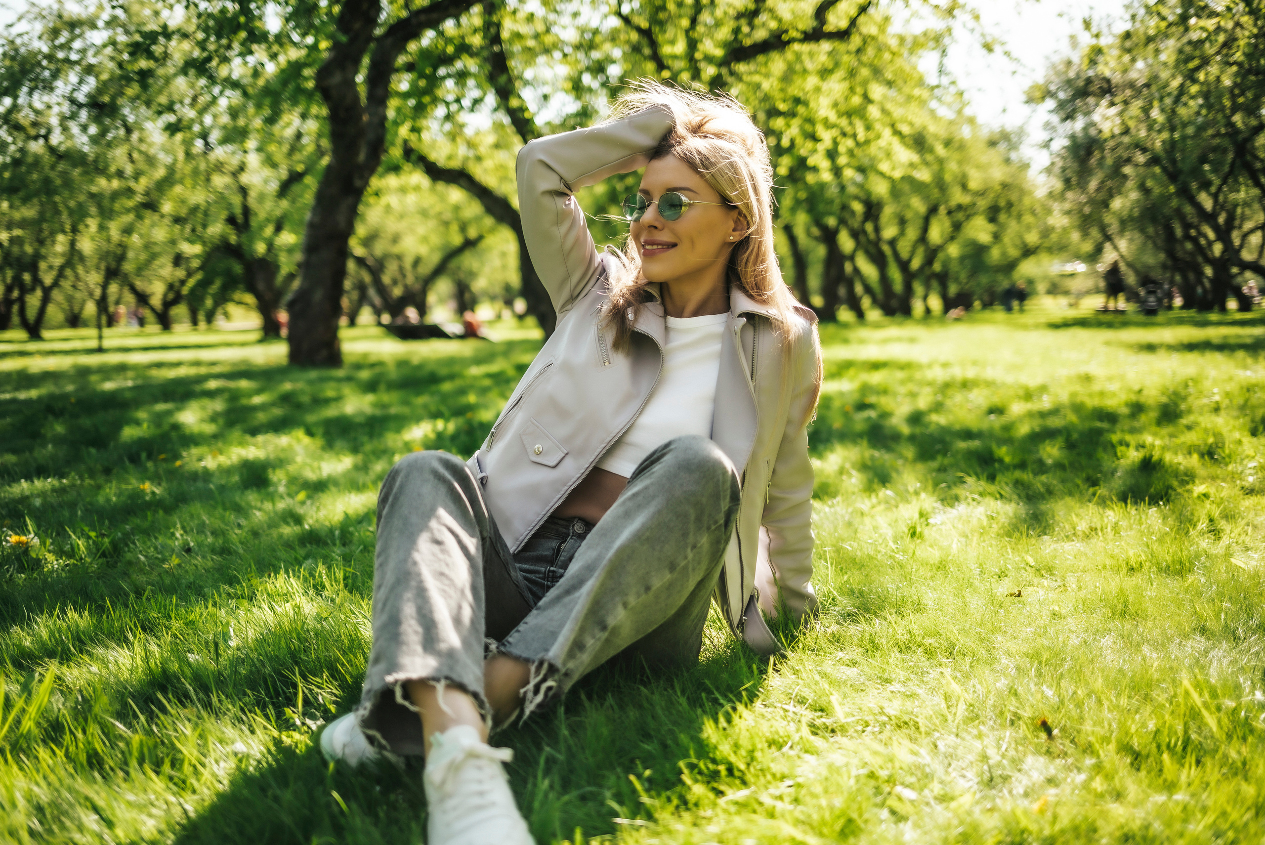 Девушка летняя яркая в яблоневом саду в Коломенском счастлива и свободна