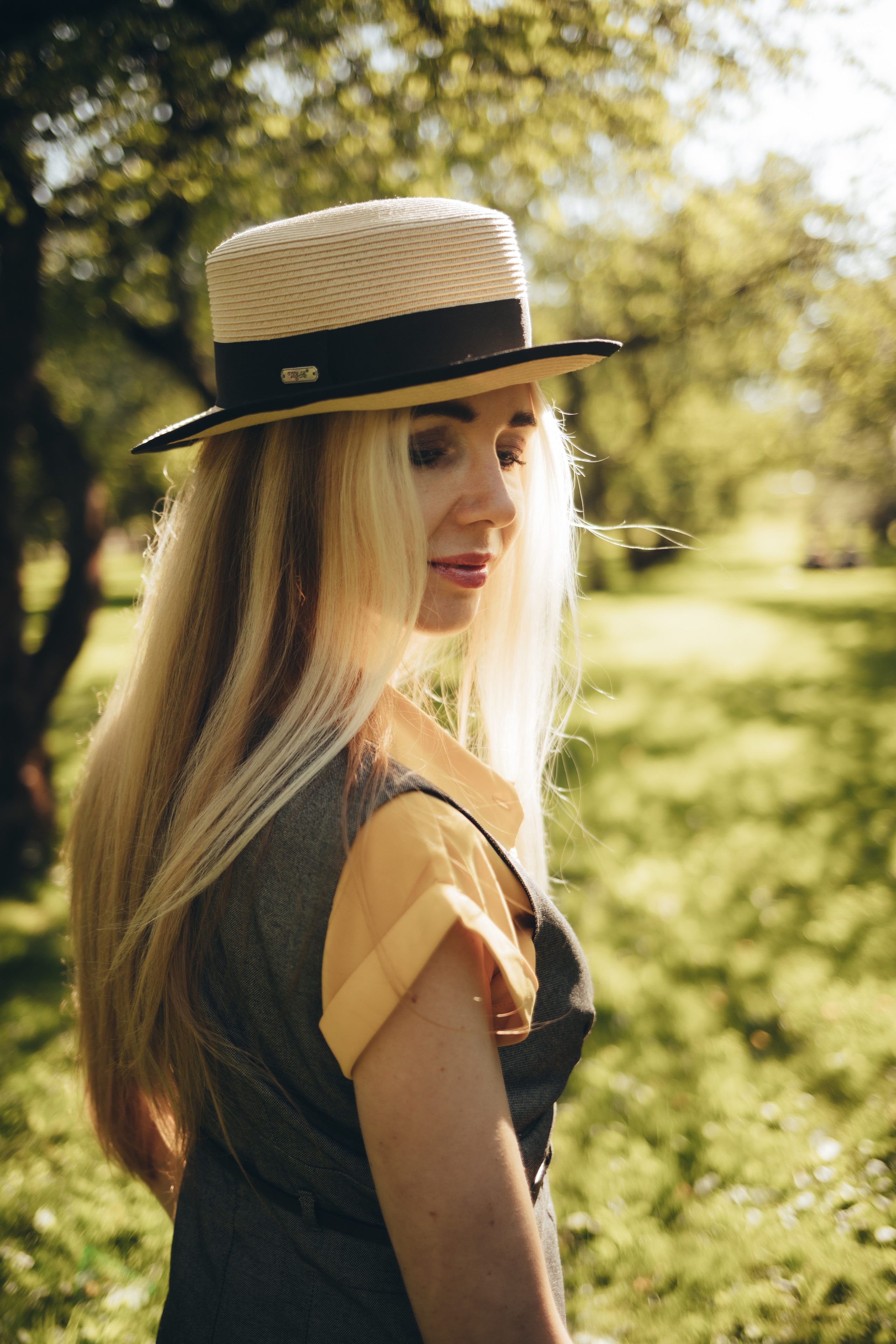 Девушка летняя  в яблоневом саду в Коломенском в красивой шляпе на закате