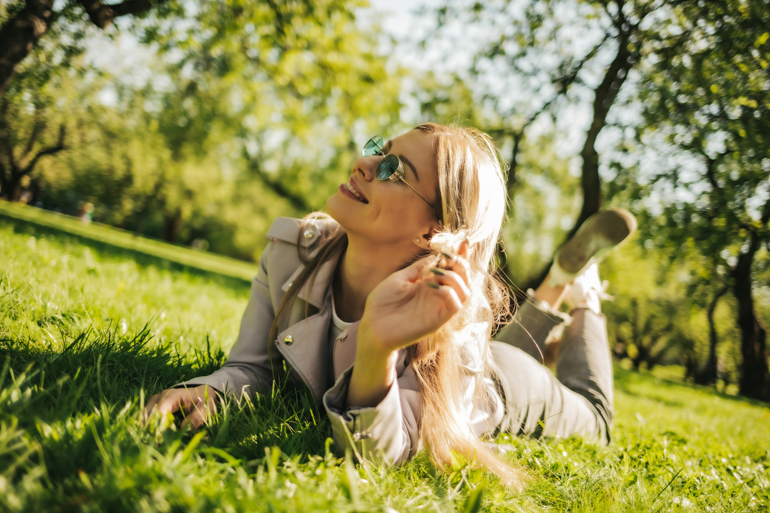 Девушка летняя яркая в яблоневом саду в Коломенском счастлива и свободна