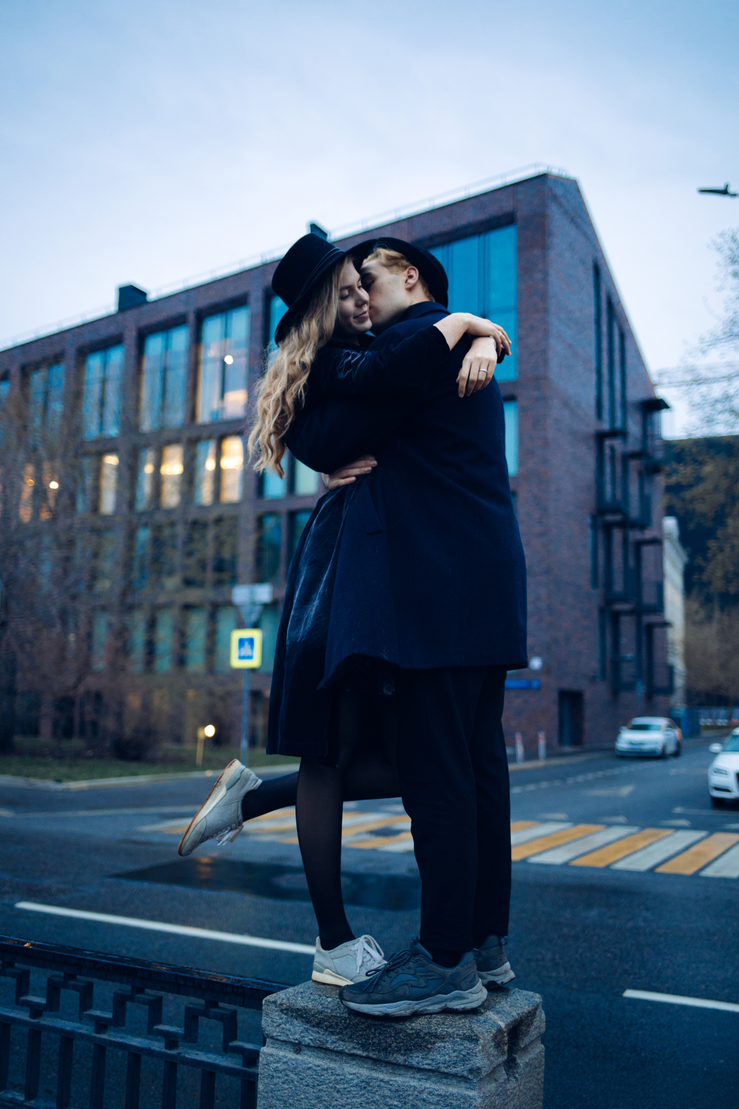 Влюбленная пара обнимается в дождливую погоду в Москве