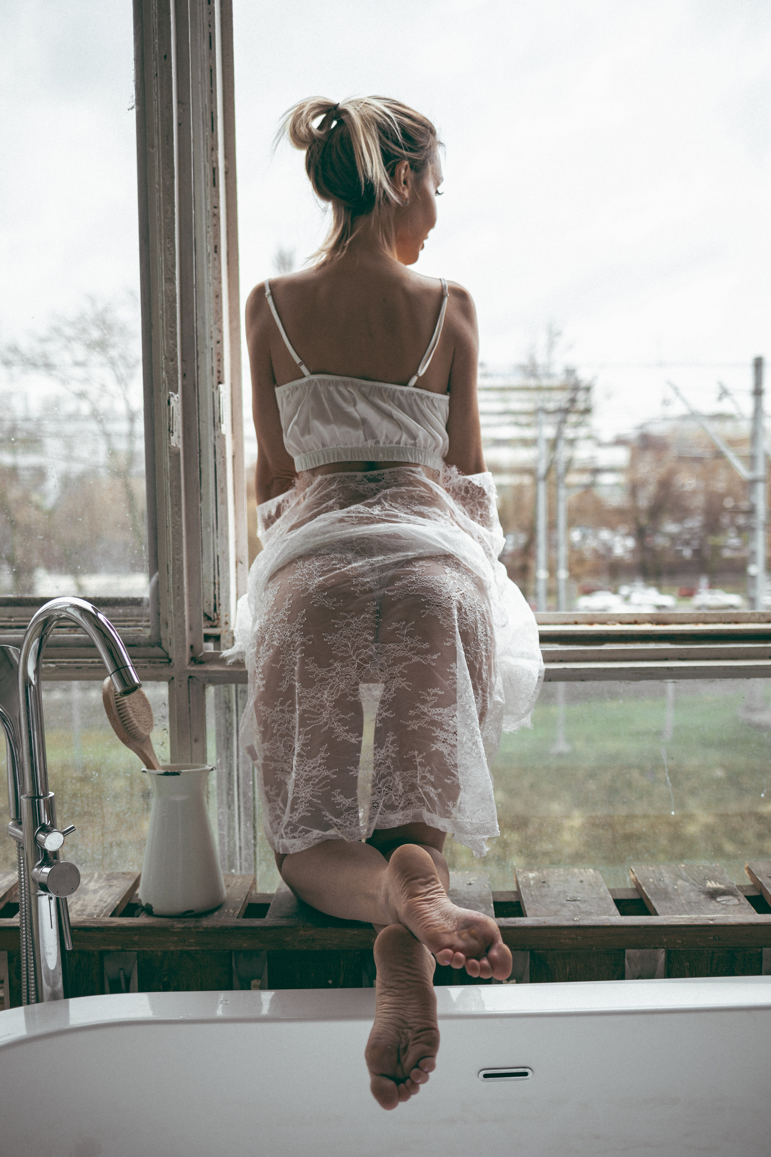 Фотосессия девушки на ванной с видом на город