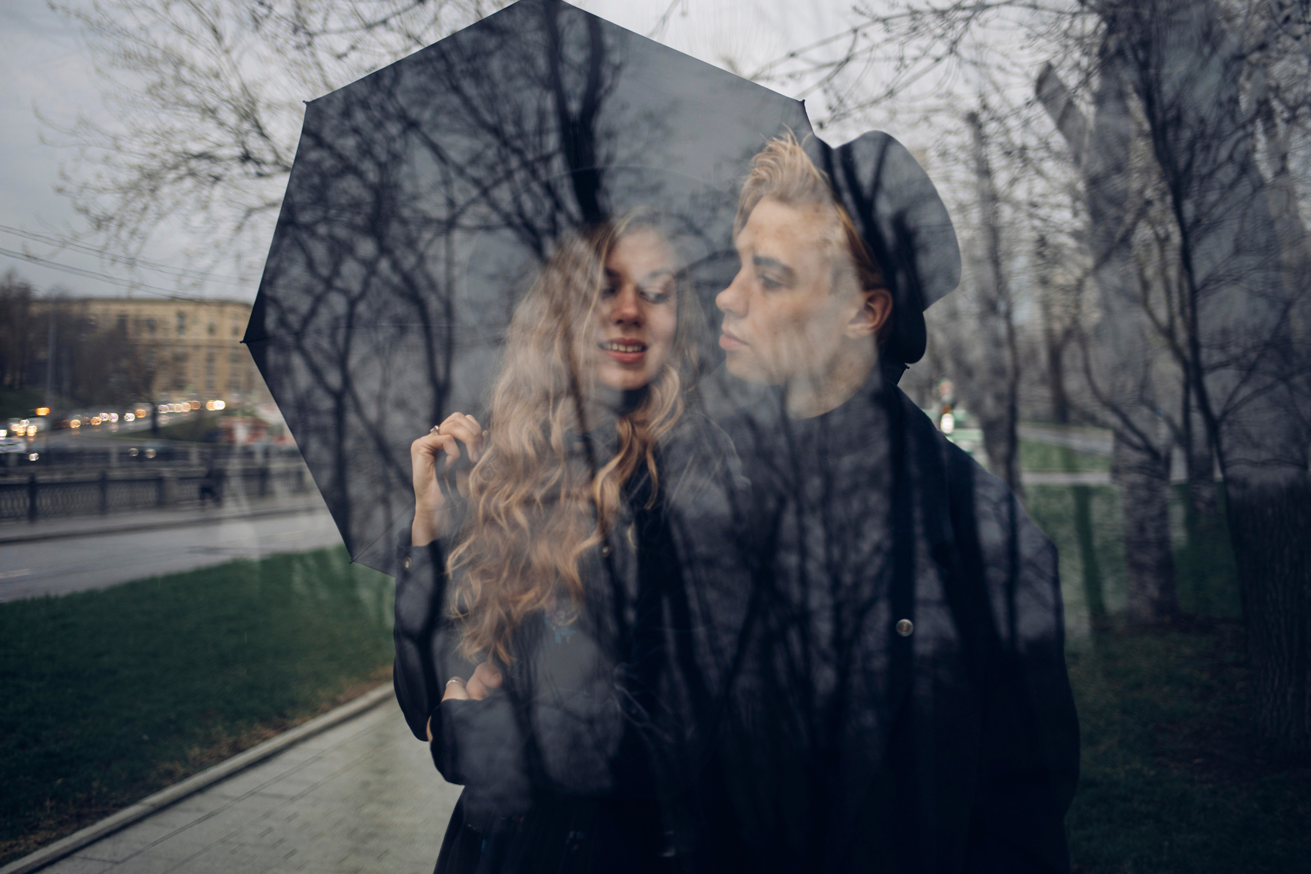 Влюбленные под зонтом на городской прогулке в Москве и необычная фотография со стеклом