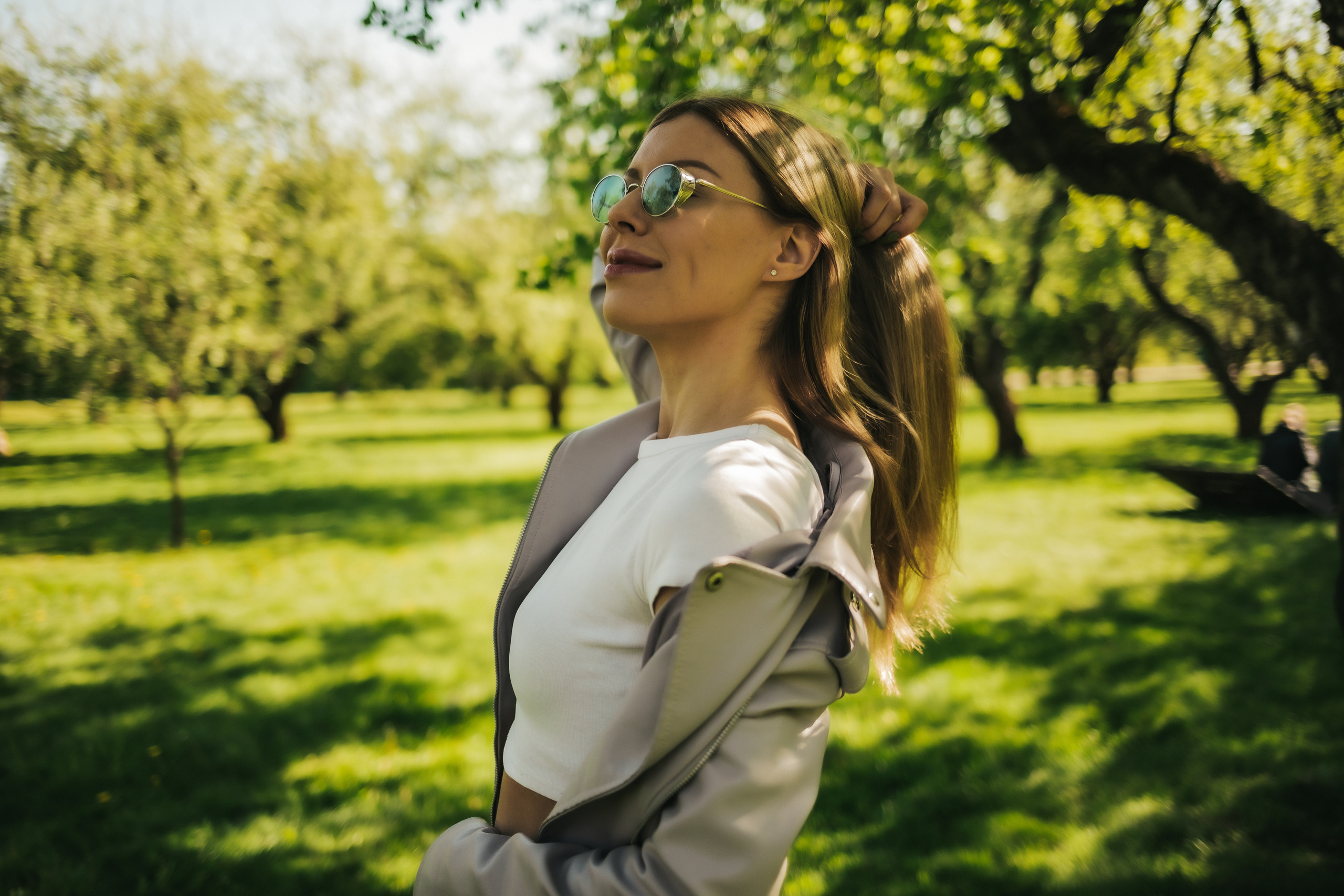 Девушка летняя яркая в яблоневом саду в Коломенском счастлива и свободна