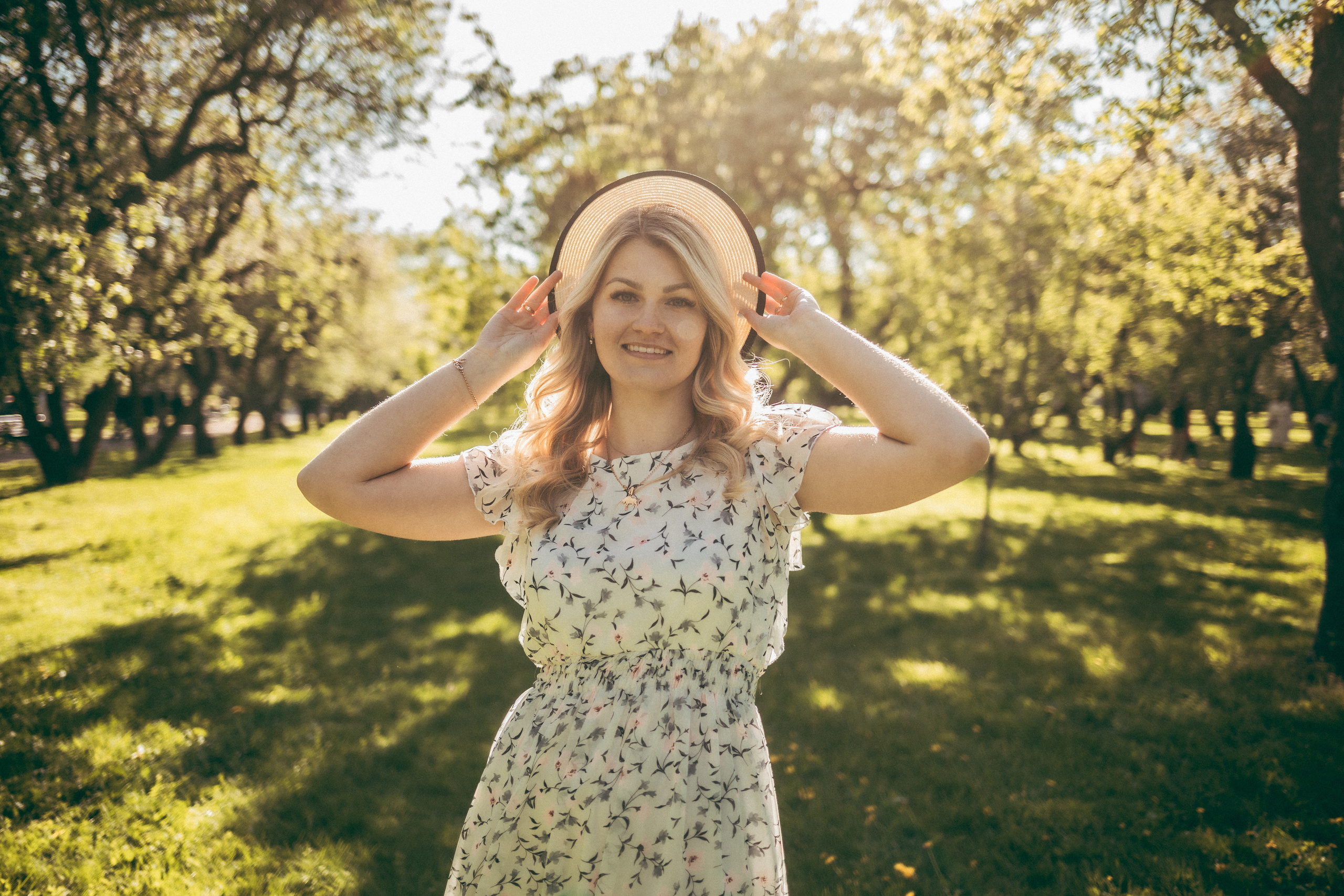 Девушка летняя красивая в яблоневом саду в Коломенском в шляпе