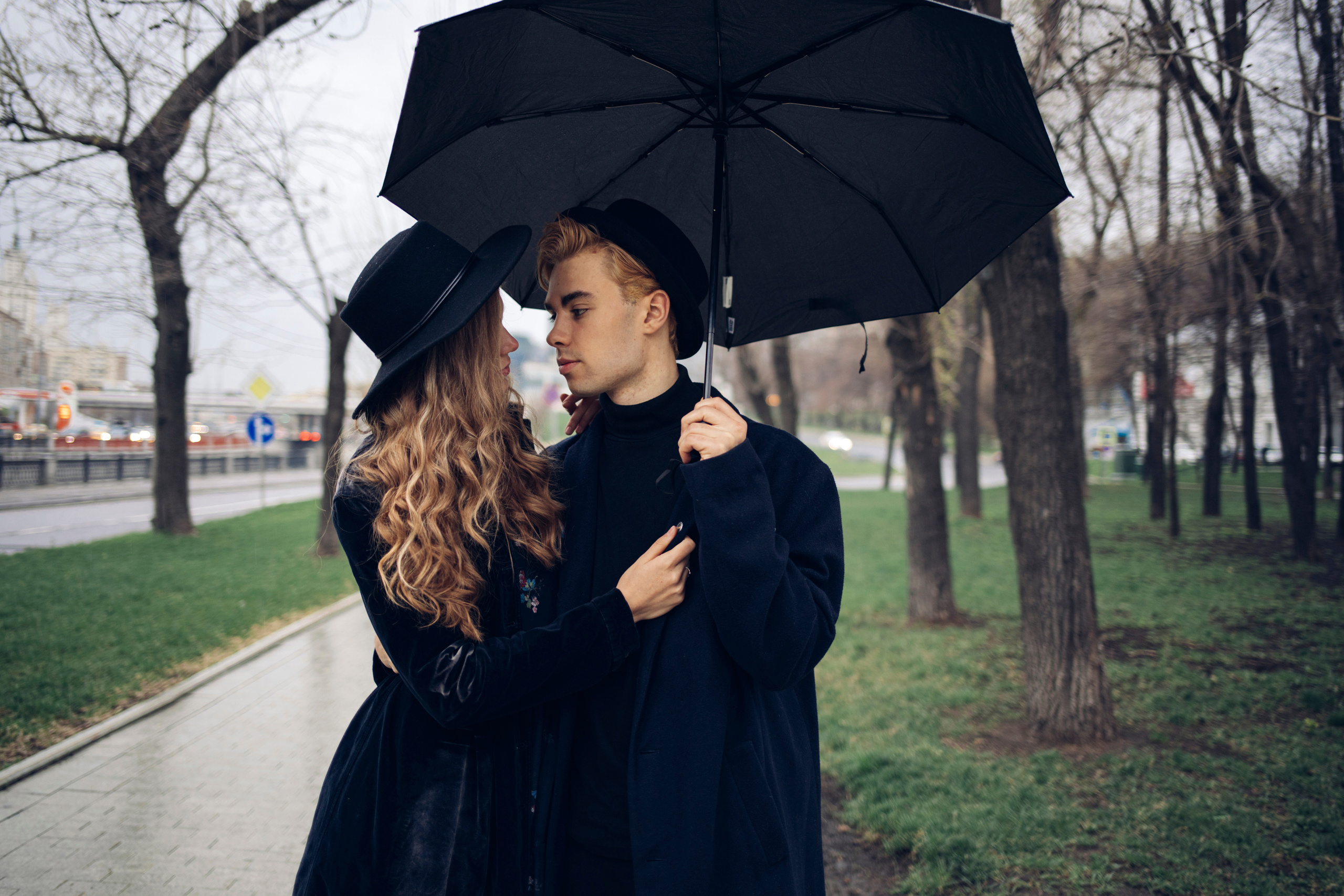 Влюбленные под зонтом на городской прогулке в Москве