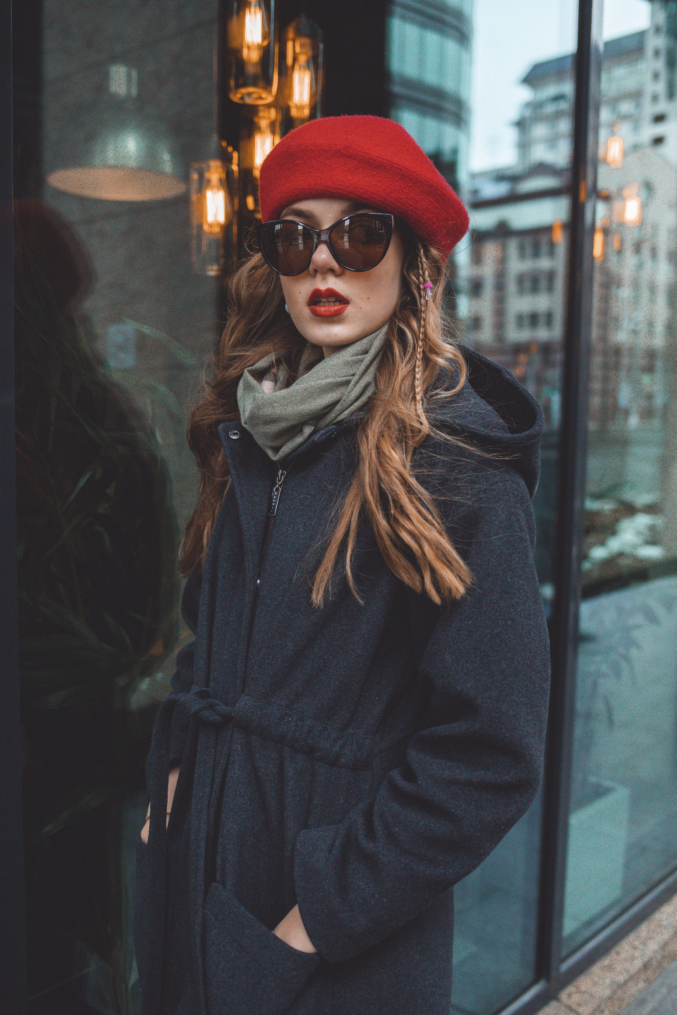 Девушка в красном берете в городском стиле 