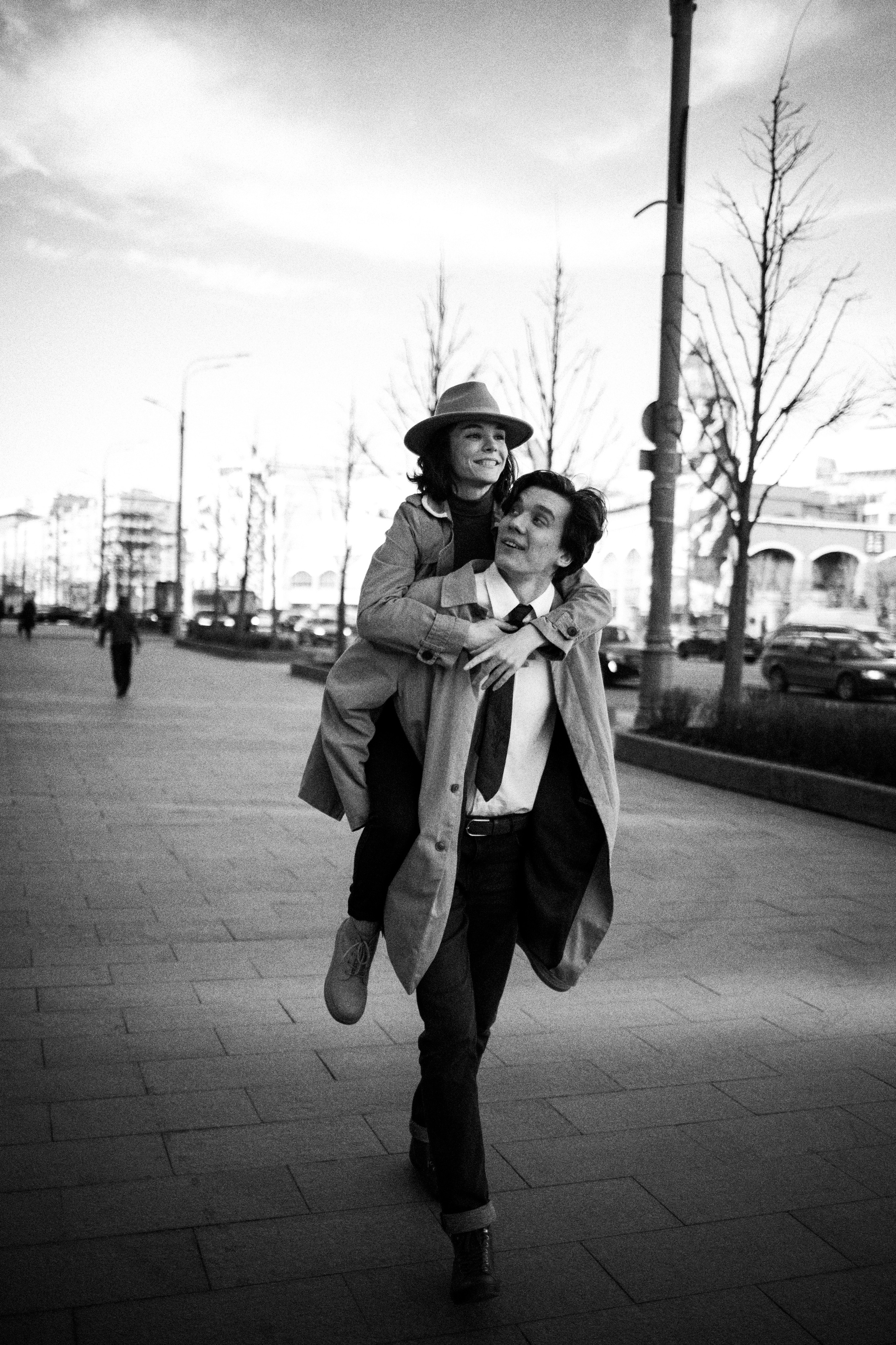 Парень посадил девушку на плечи на прогулке по вечерней Москве