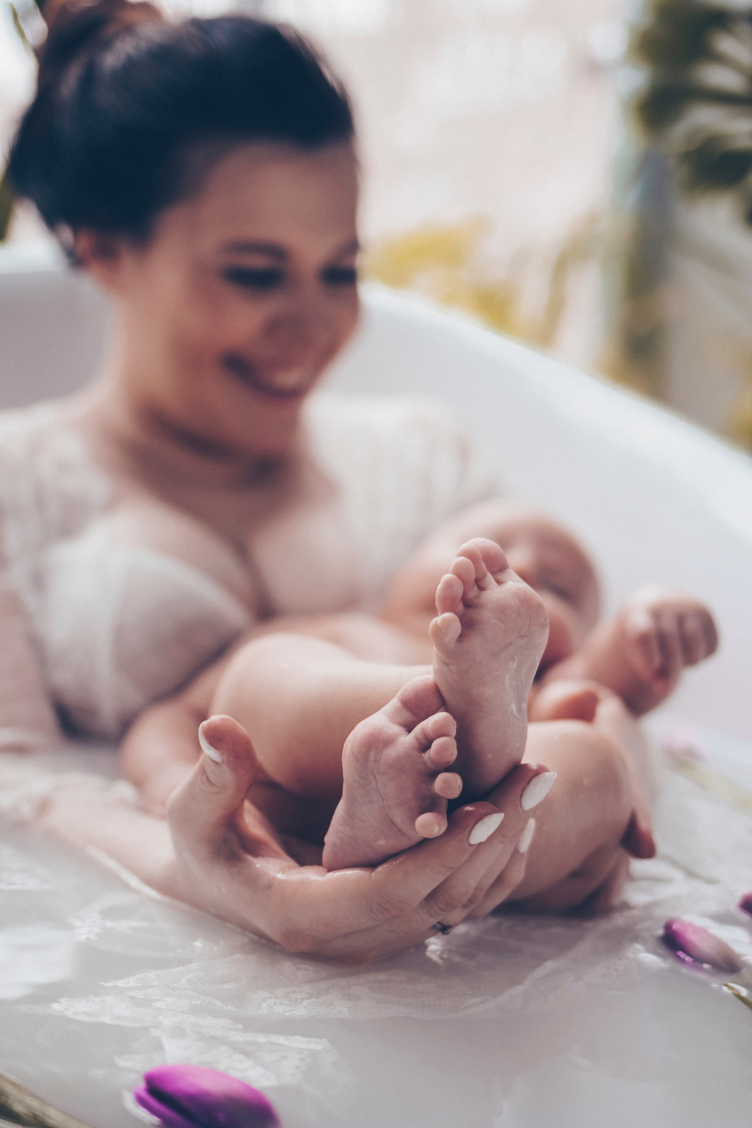 Мама с малышом в ванной купается очень нежно и красиво материнская любовь 