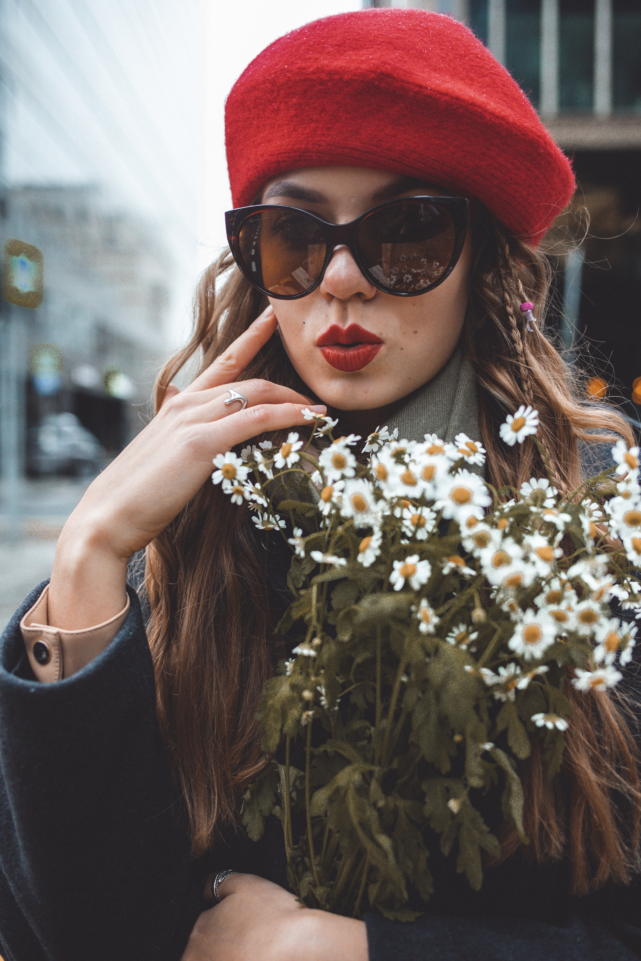 Девушка в красном берете с букетом ромашек 