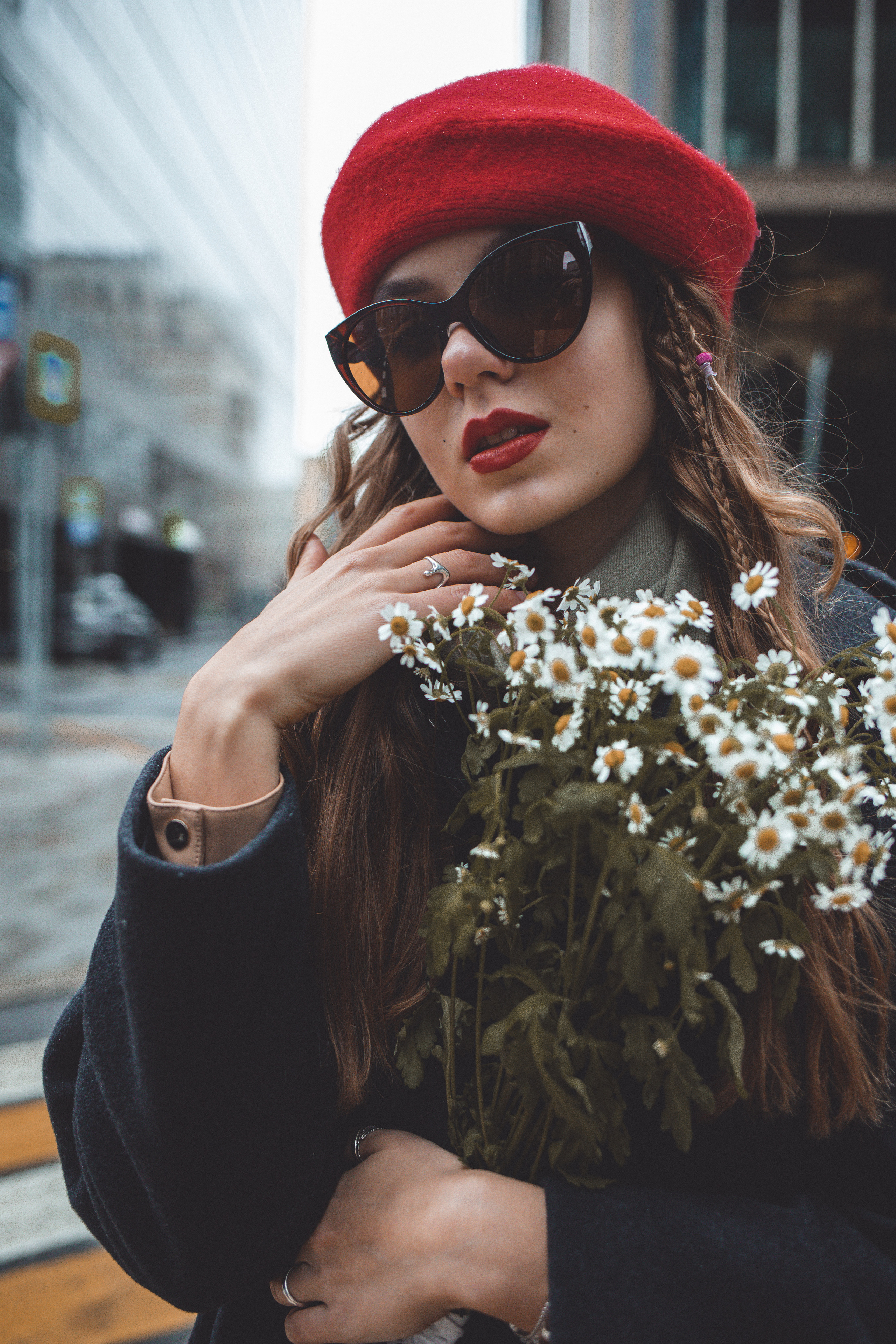 Девушка в красном берете с букетом ромашек 