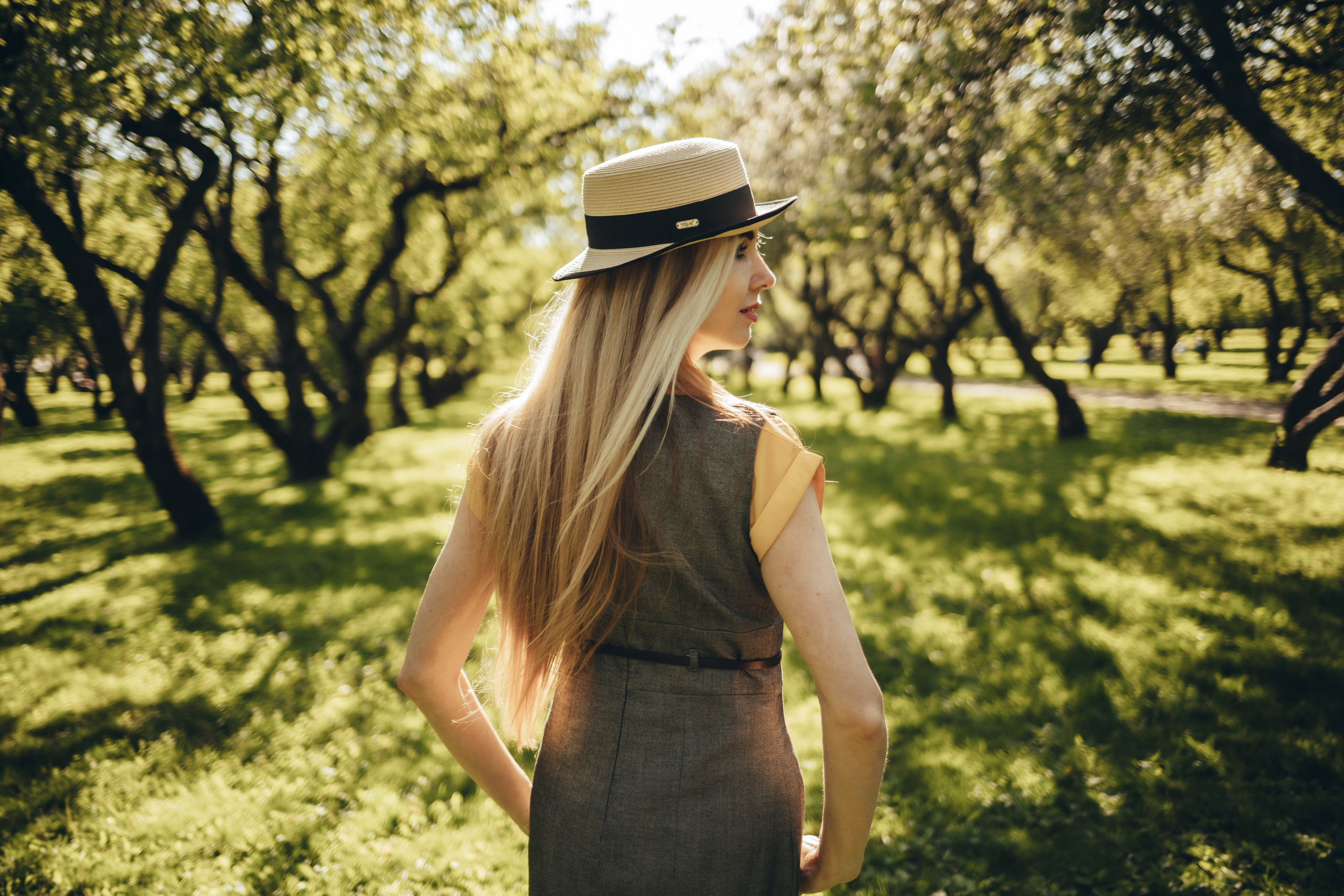 Девушка летняя  в яблоневом саду в Коломенском в красивой шляпе на закате