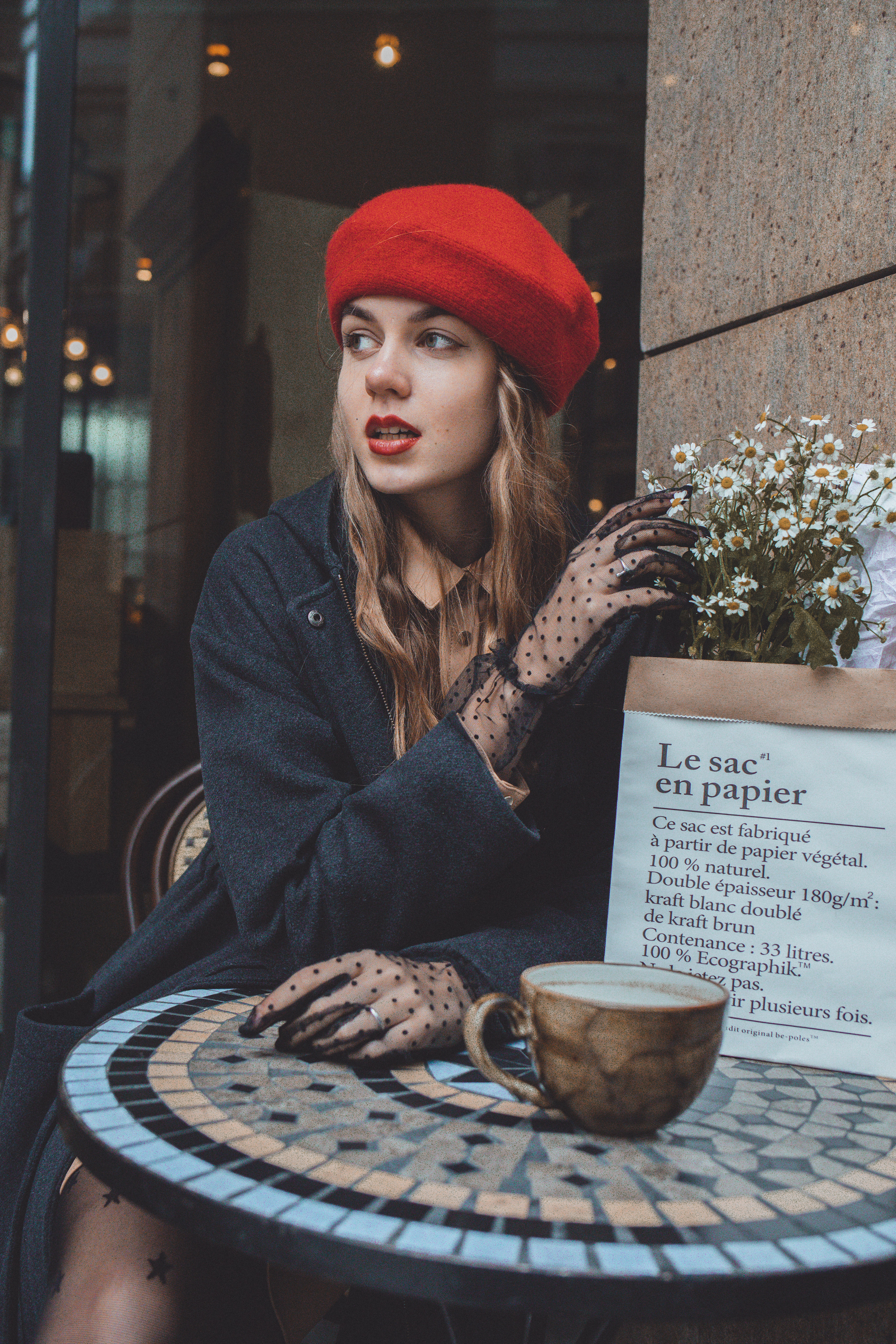 Парижанка в Москве в красном берете пьет кофе на веранде 