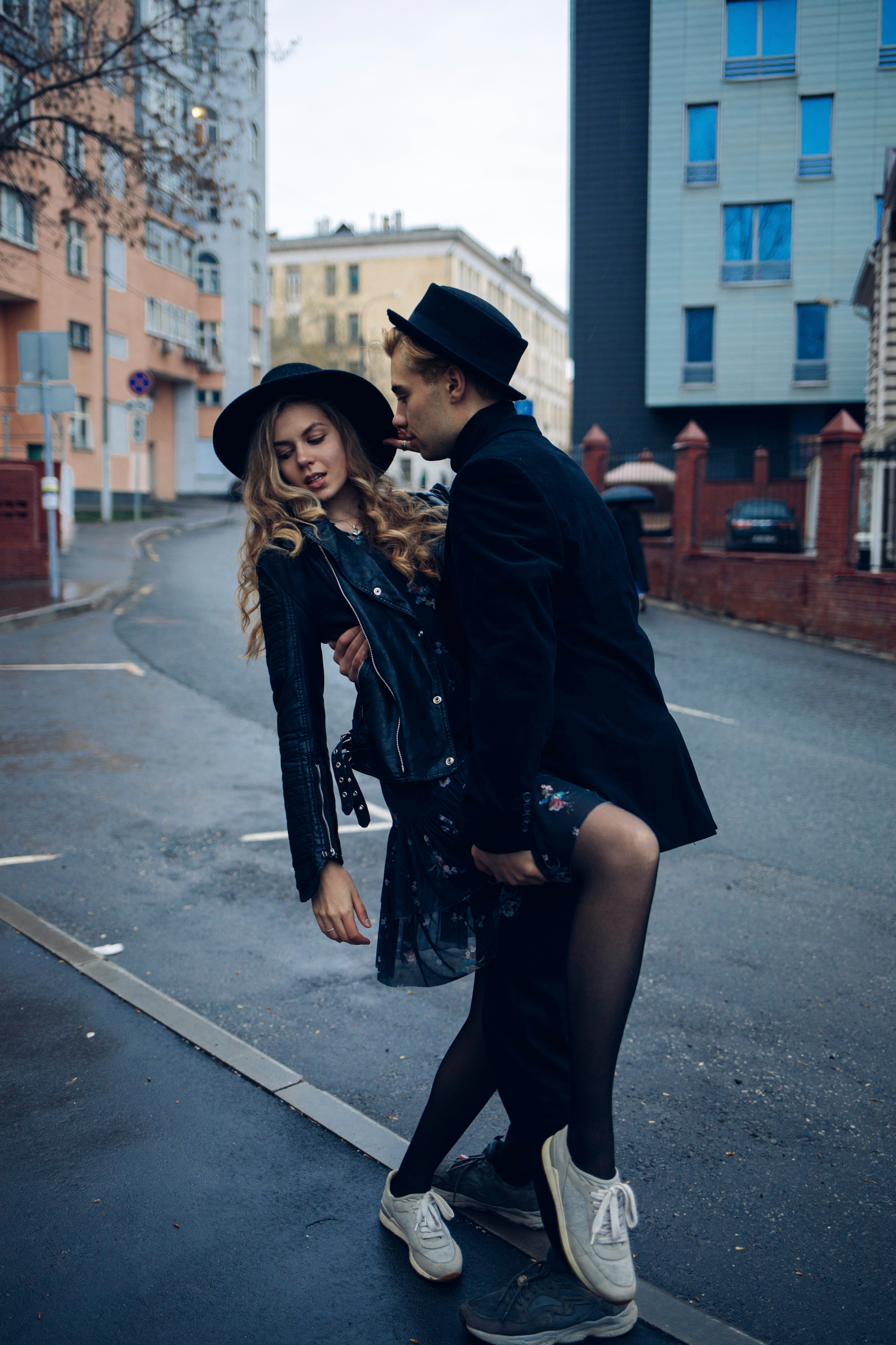 Влюбленная пара обнимается в дождливую погоду в Москве