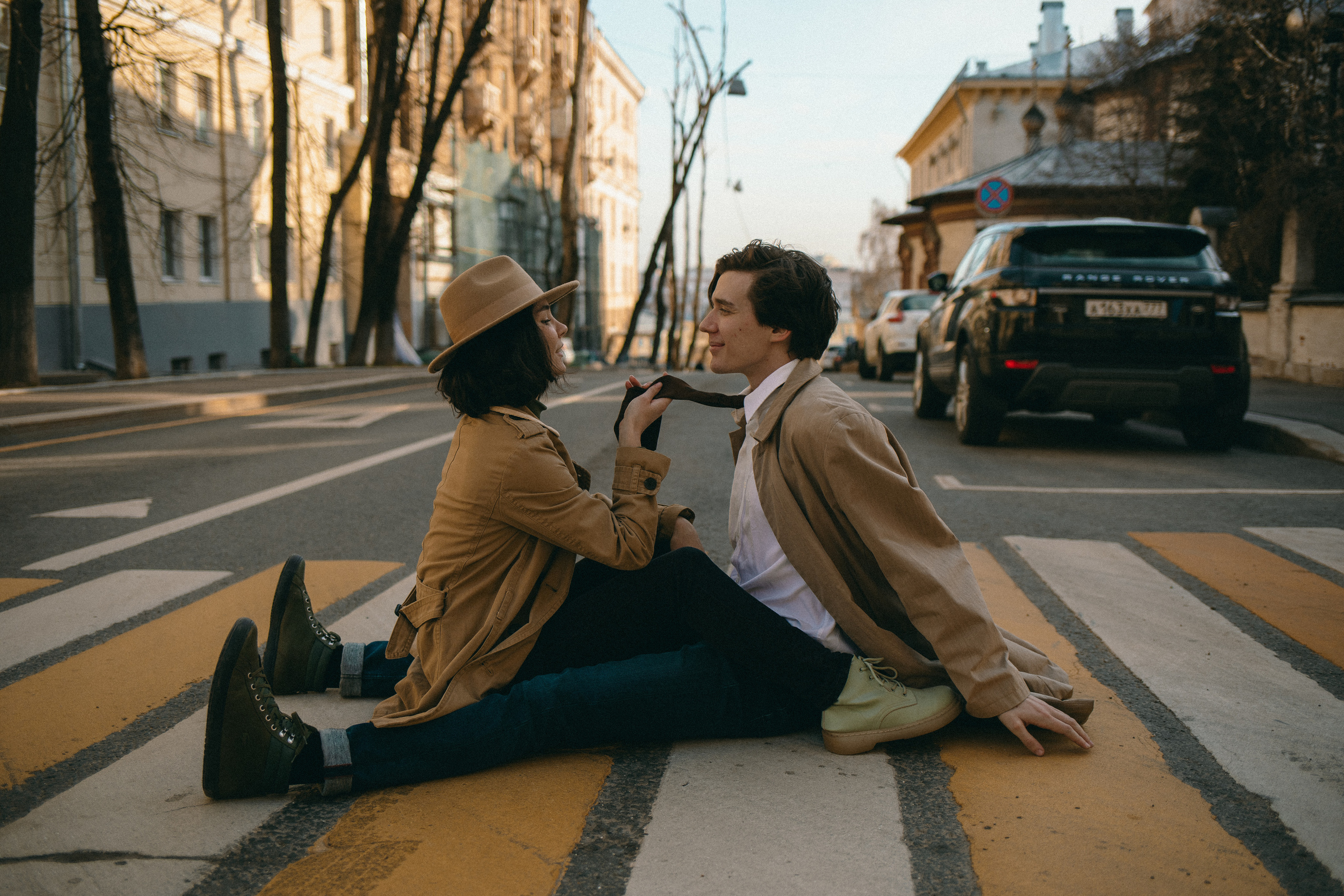  фото влюбленной пары на пешеходном переходе в городе love Story