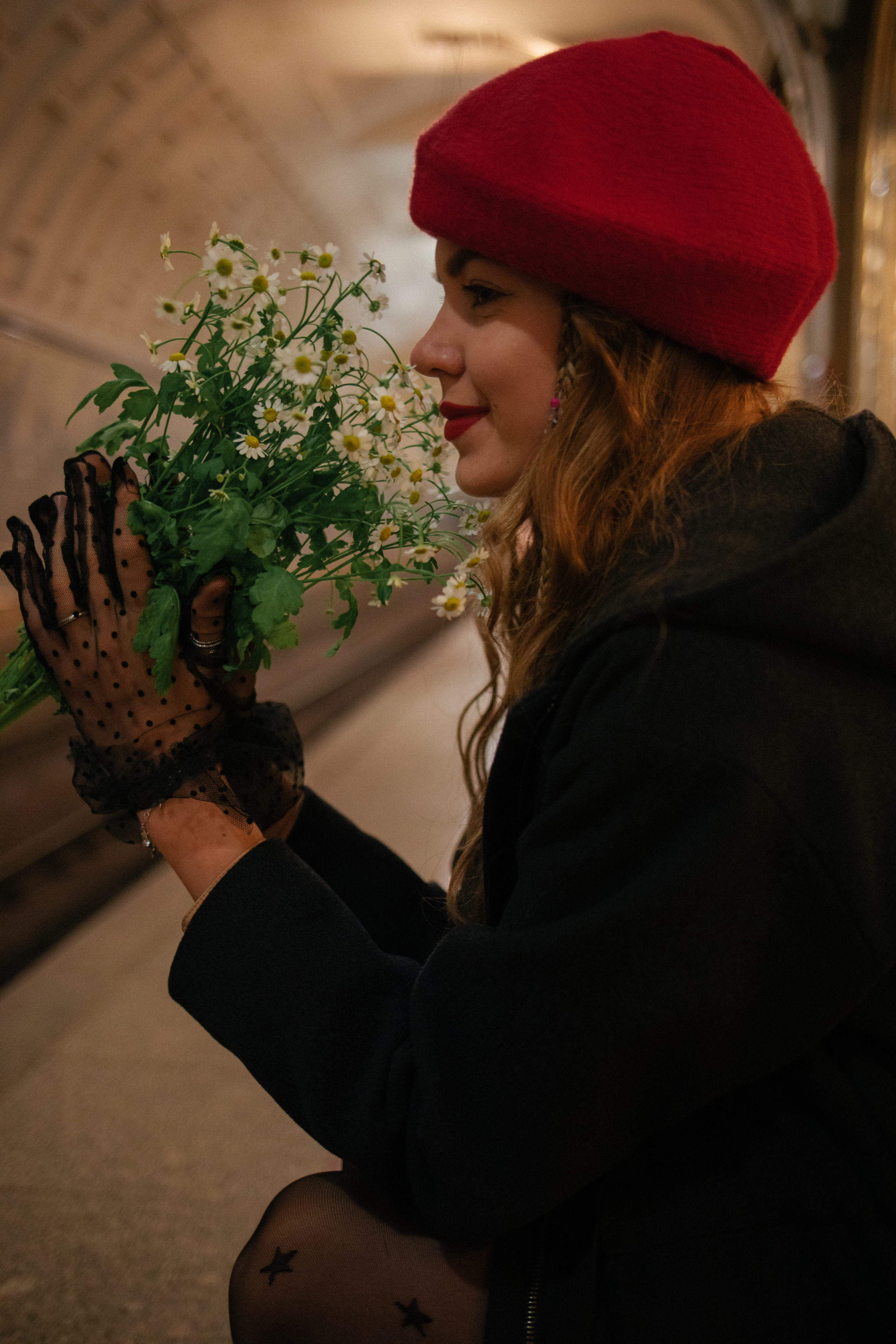 Девушка с букетом ромашек и в красном берете в московском метро 